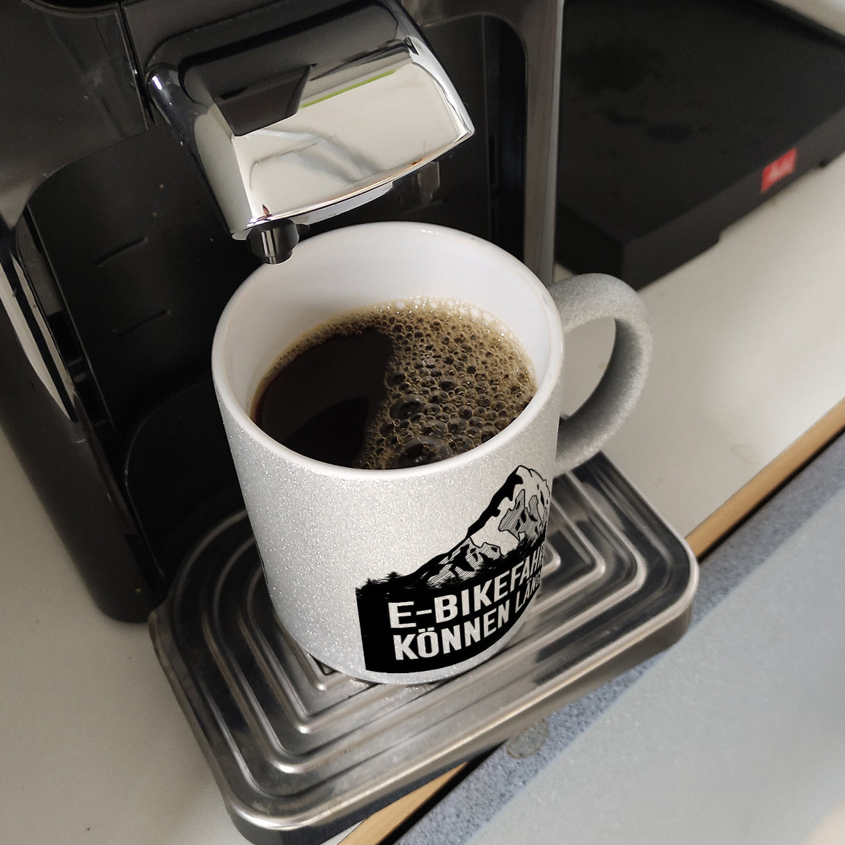 E-Bikefahrer können länger Kaffeebecher