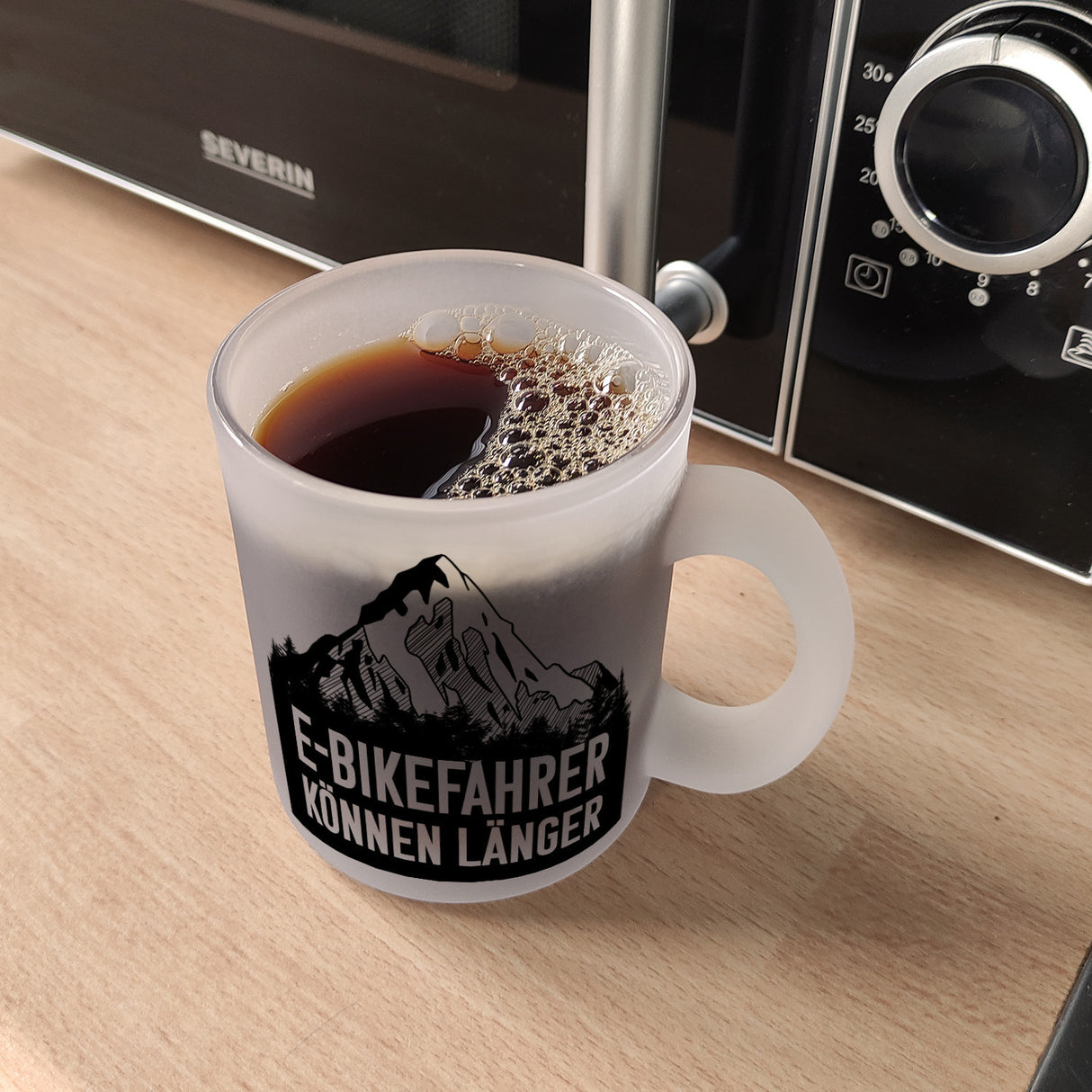 E-Bikefahrer können länger Kaffeebecher