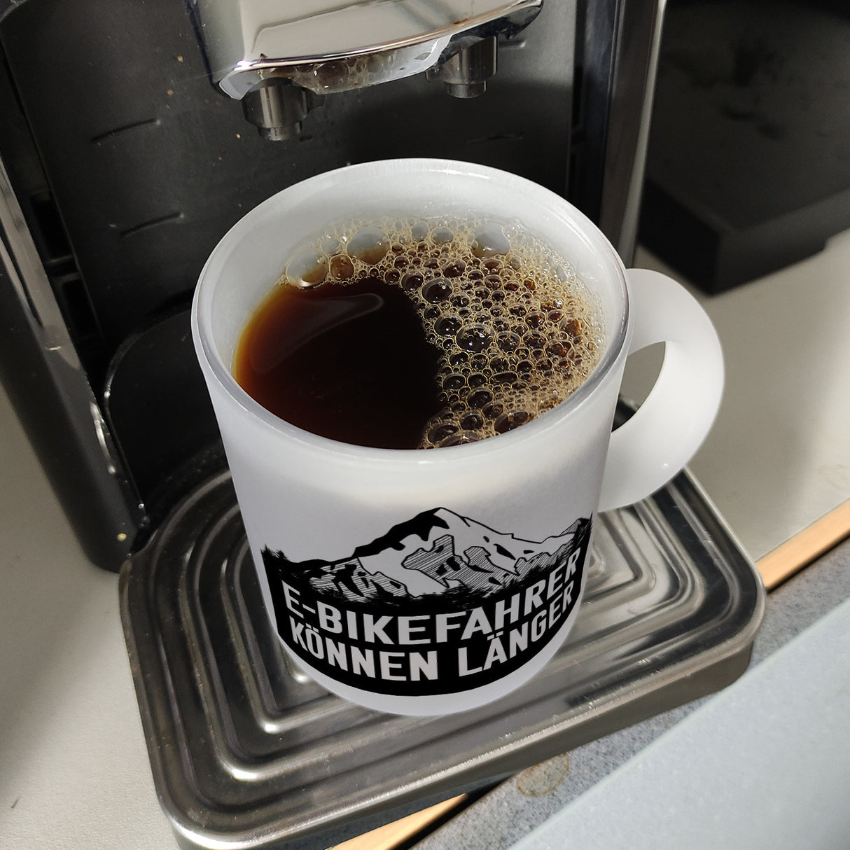 E-Bikefahrer können länger Kaffeebecher
