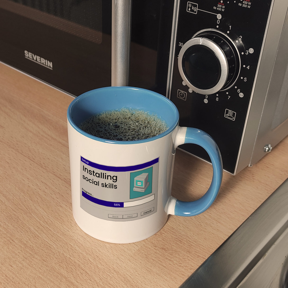 Installing social skills Kaffeebecher mit Computer Motiv