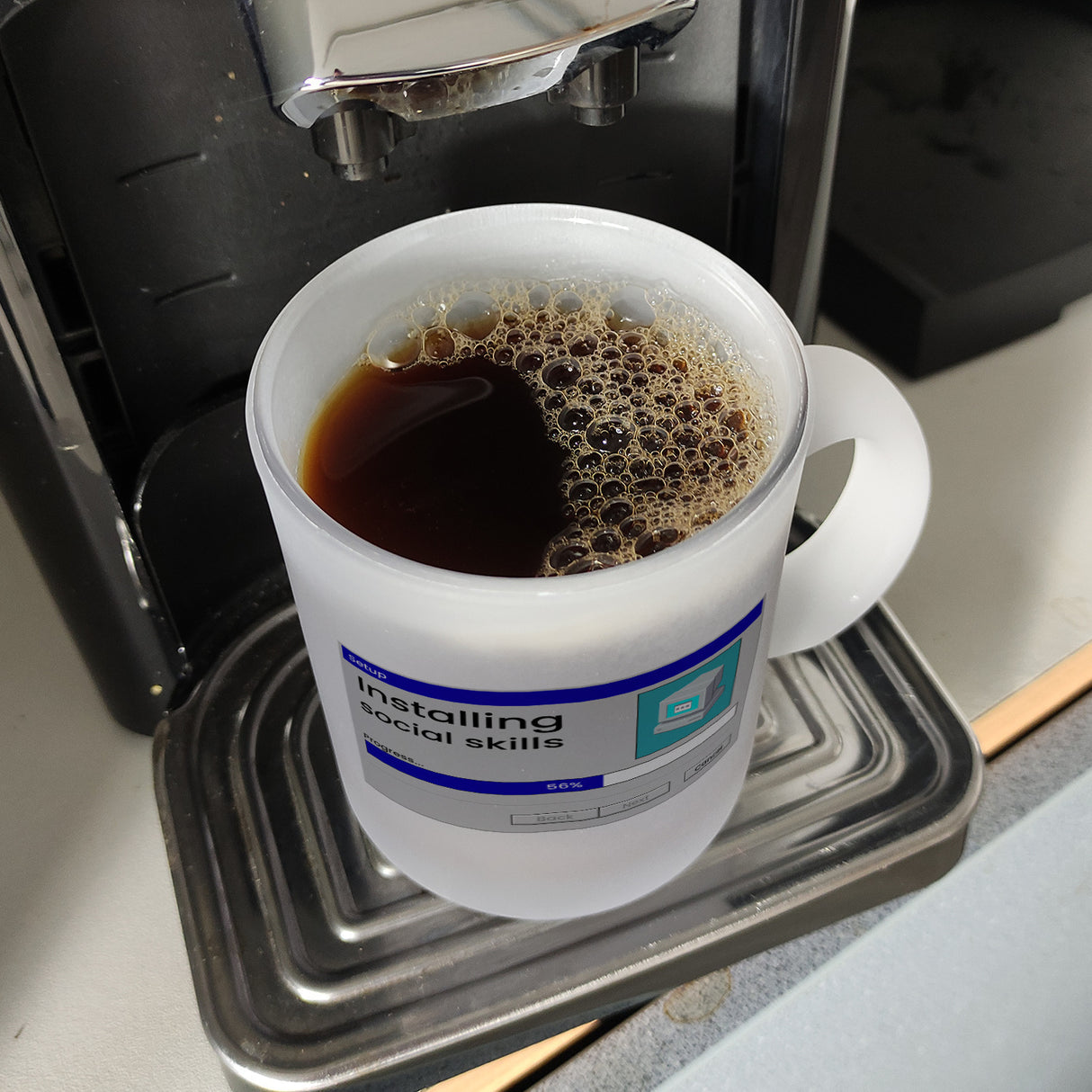 Installing social skills Kaffeebecher mit Computer Motiv