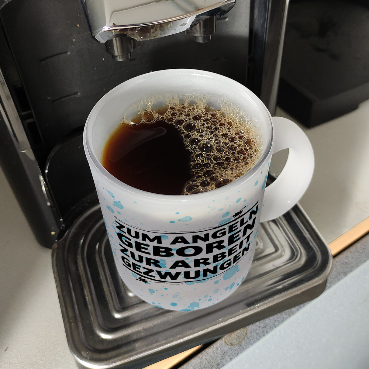 Zum Angeln geboren zur Arbeit gezwungen Kaffeebecher für Angler