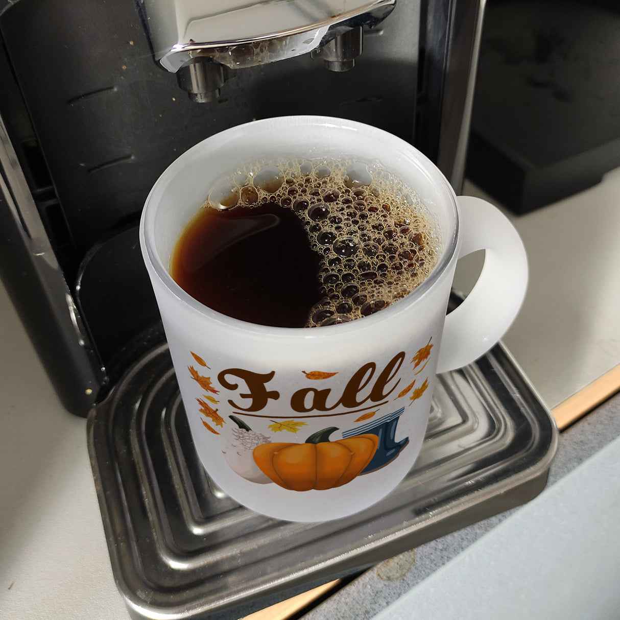 Fall Jahreszeit Herbst Kaffeebecher mit Kürbis und Laub