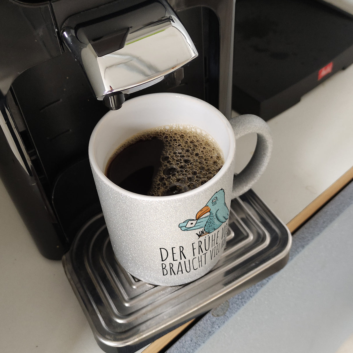 Der frühe Vogel braucht viel Kaffee Kaffeebecher