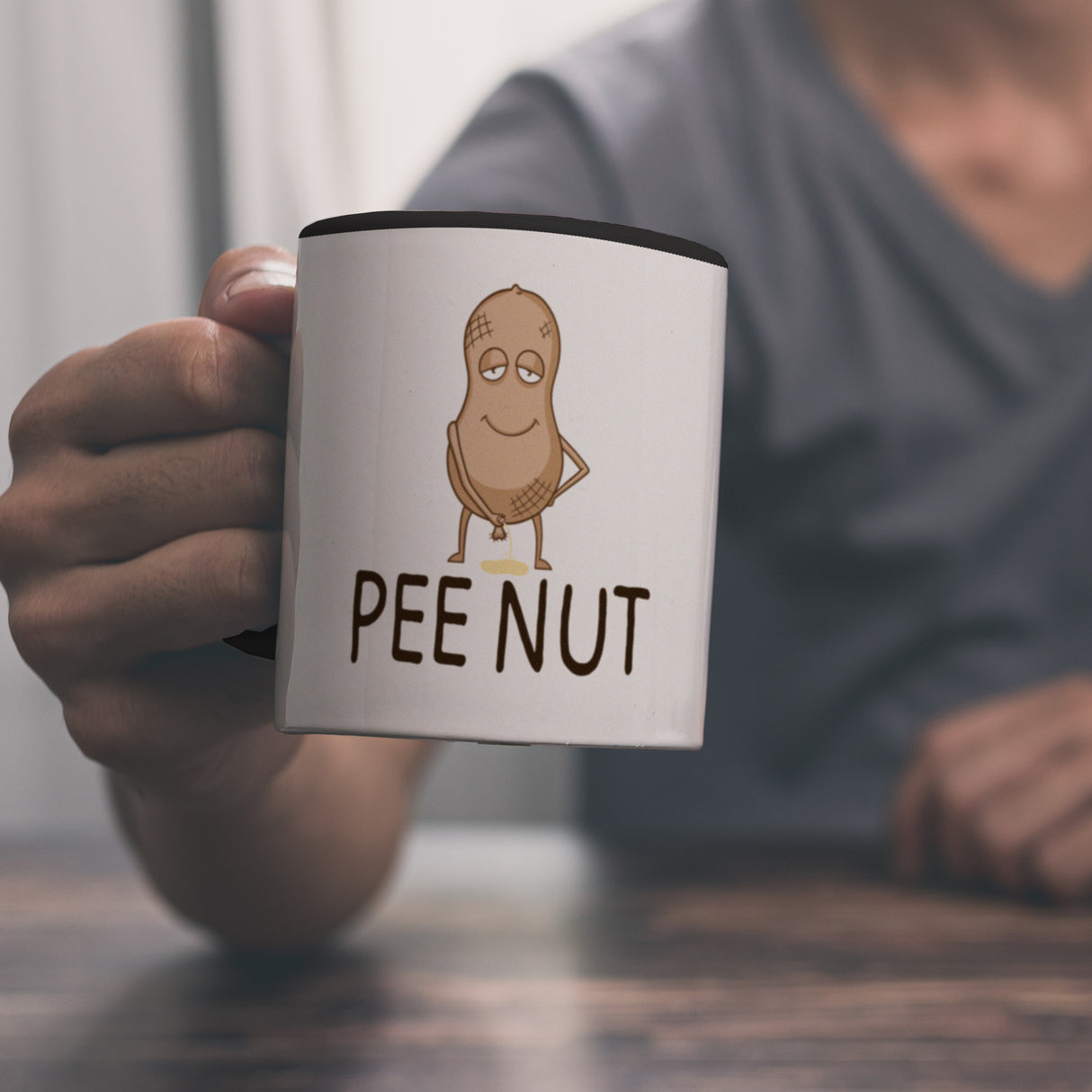 Pee nut Kaffeebecher mit pinkelnder Erdnuss