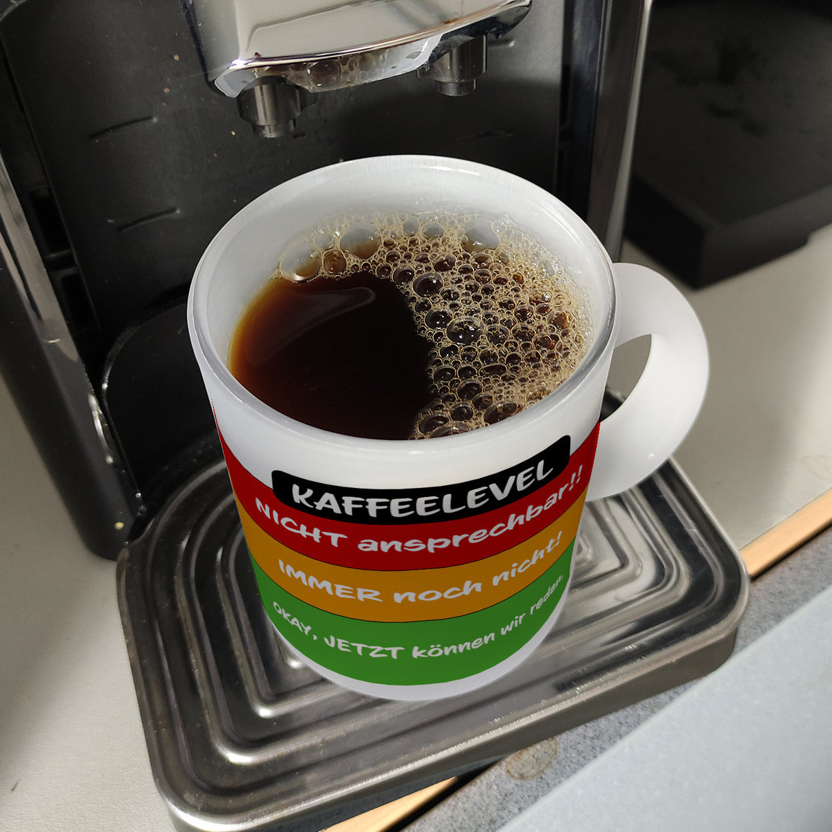 Kaffeelevel nicht ansprechbar Kaffeebecher mit verschiedenen Gemütslagen