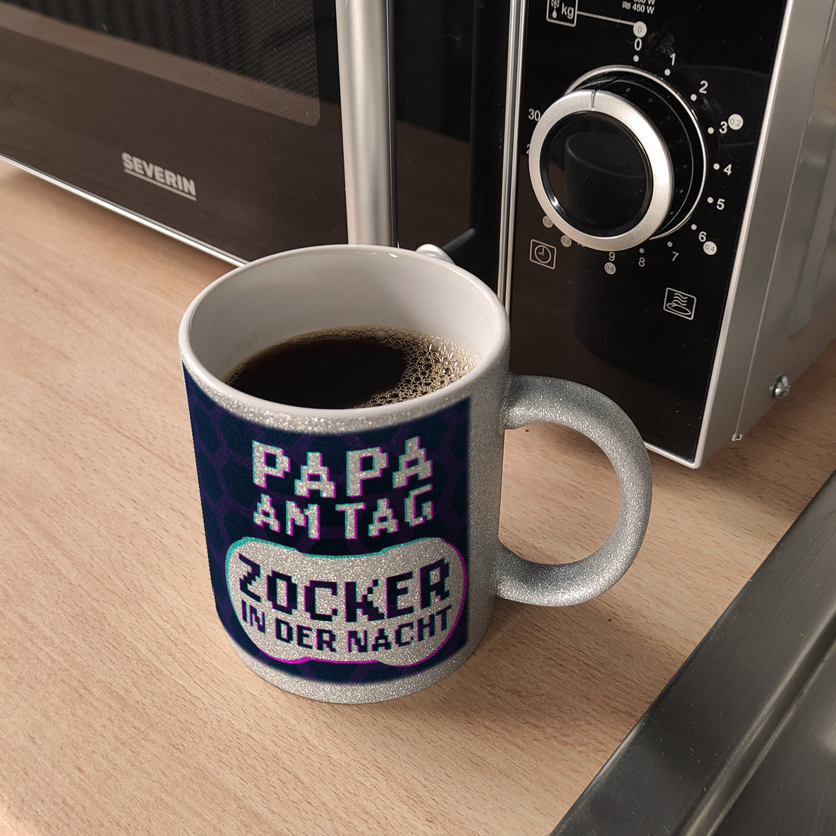 Papa am Tag - Zocker in der Nacht Kaffeebecher für Gamer und Väter
