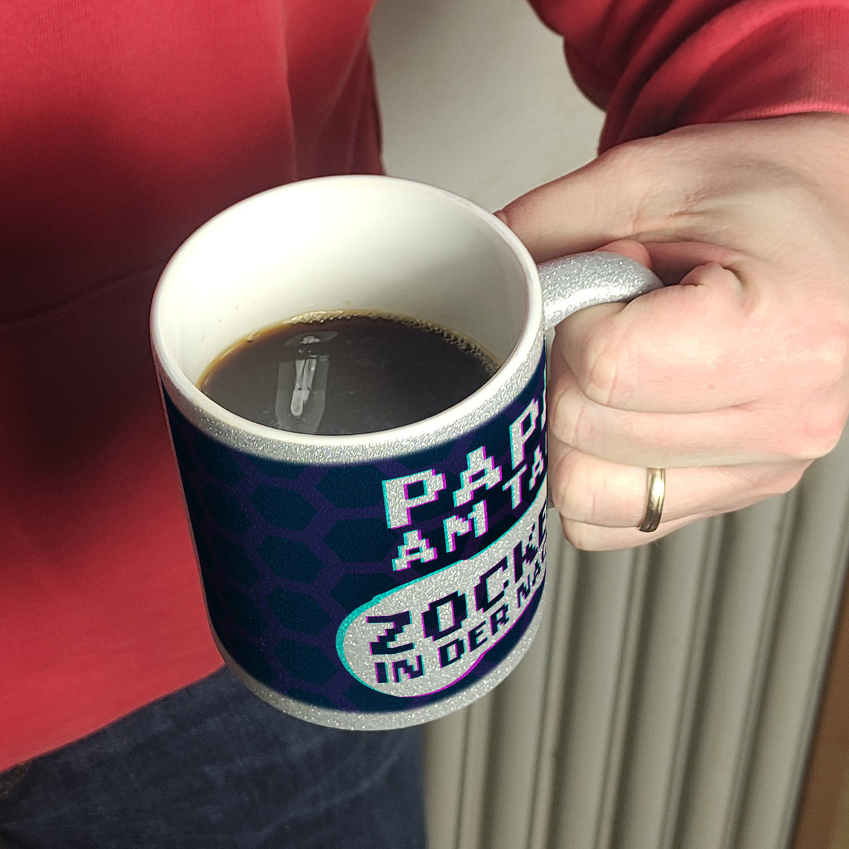 Papa am Tag - Zocker in der Nacht Kaffeebecher für Gamer und Väter