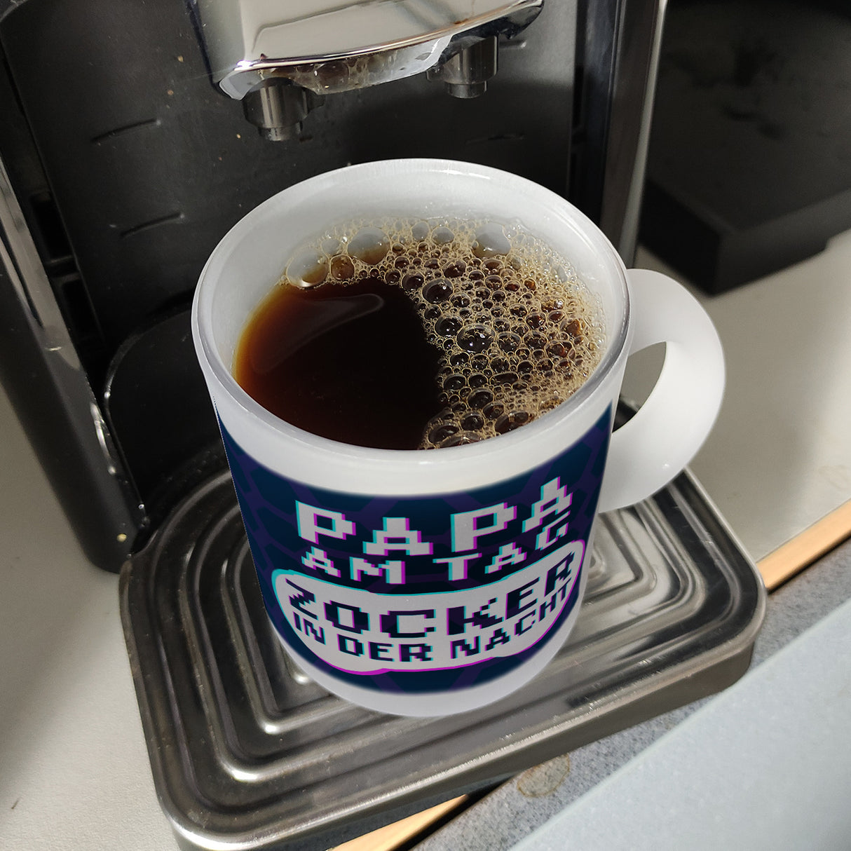 Papa am Tag - Zocker in der Nacht Kaffeebecher für Gamer und Väter