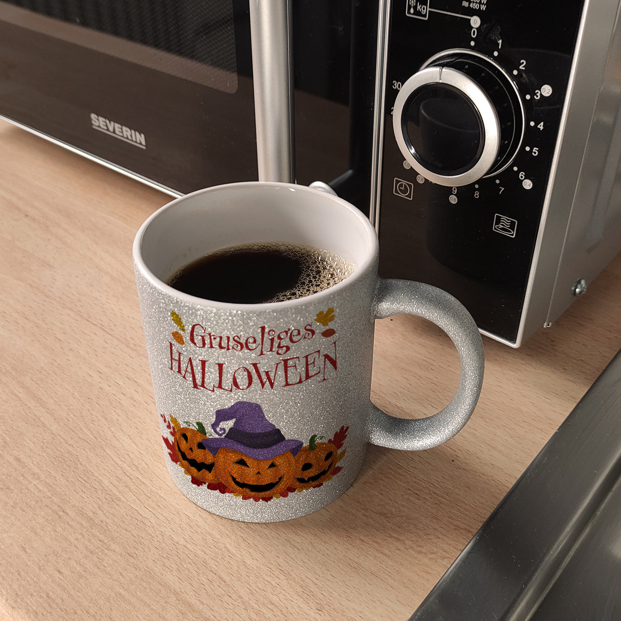 Gruseliges Halloween Kaffeebecher mit grinsenden Kürbissen