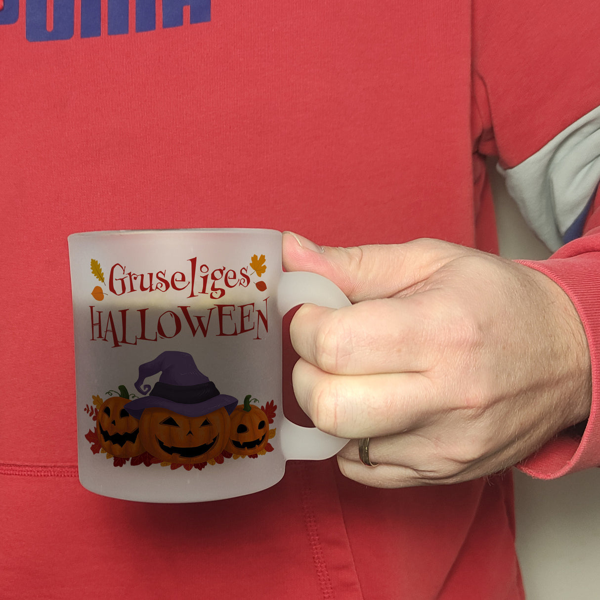 Gruseliges Halloween Kaffeebecher mit grinsenden Kürbissen