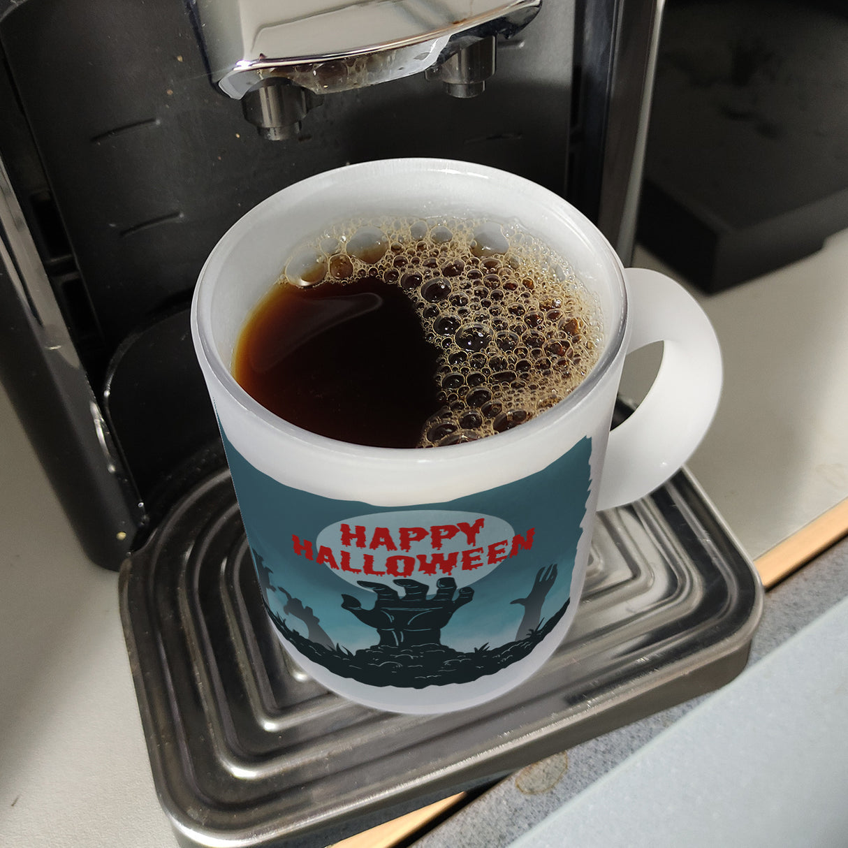 Happy Halloween Kaffeebecher mit gruseligen Zombiehänden