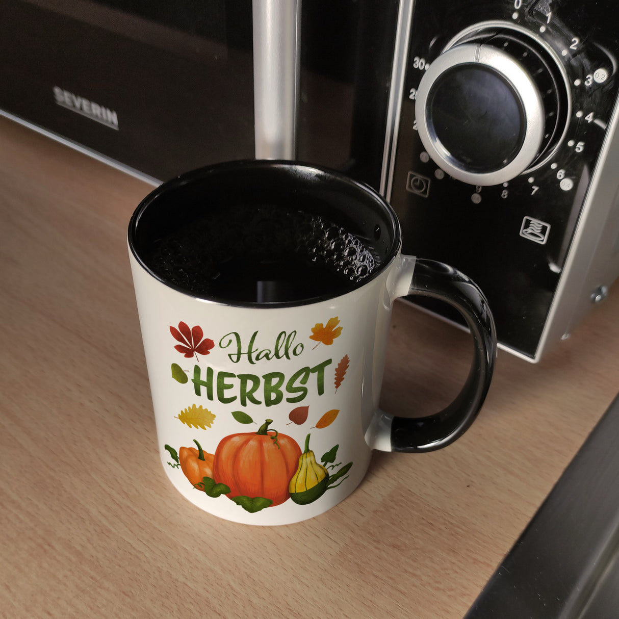 Hallo Herbst Kaffeebecher mit hübschen Kürbissen
