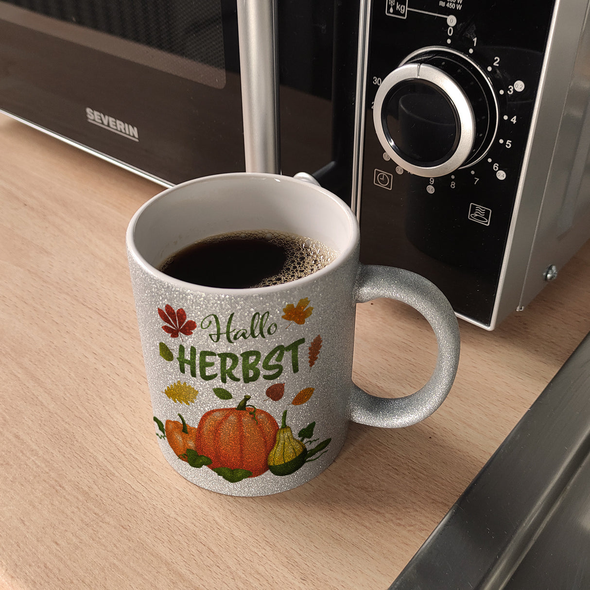 Hallo Herbst Kaffeebecher mit hübschen Kürbissen