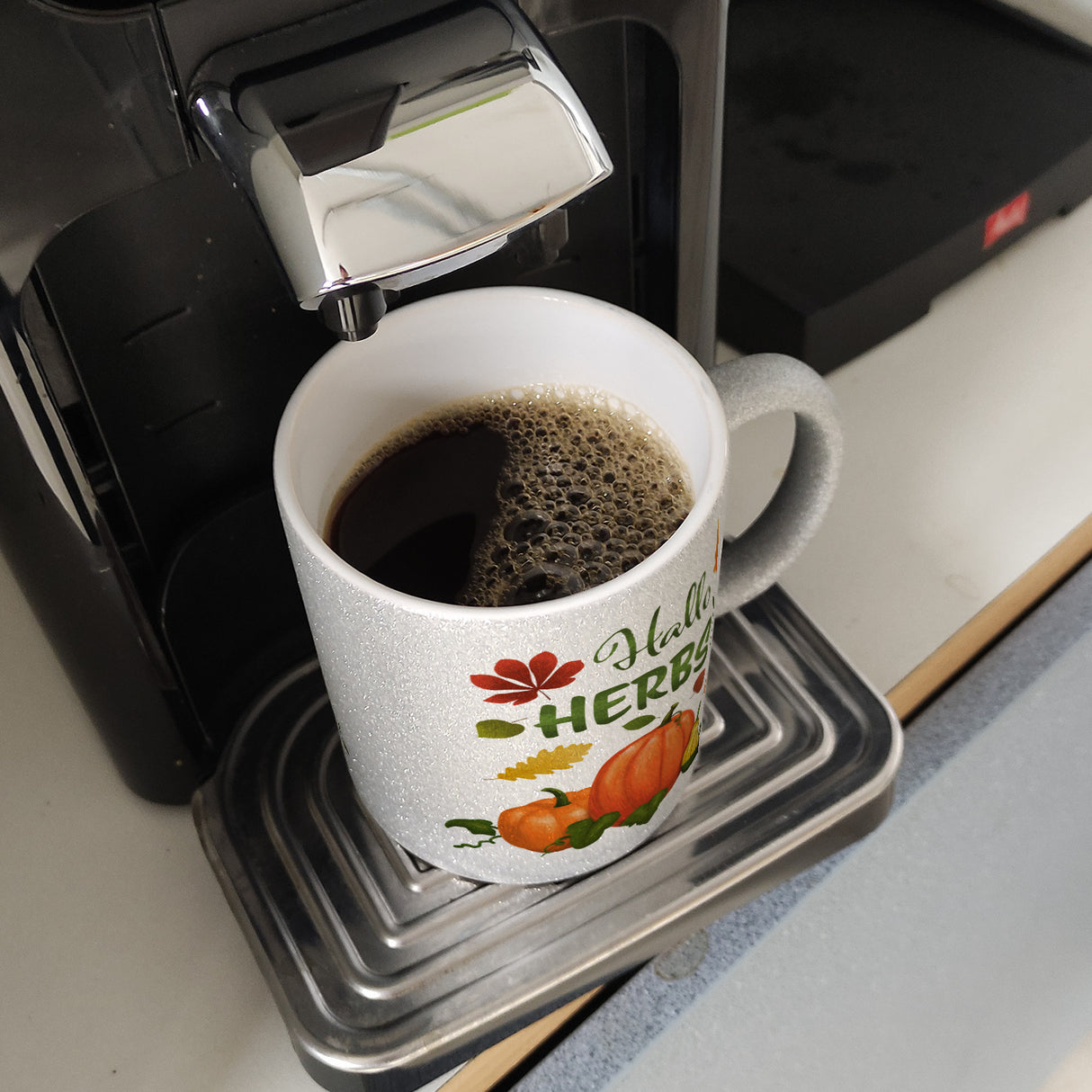 Hallo Herbst Kaffeebecher mit hübschen Kürbissen