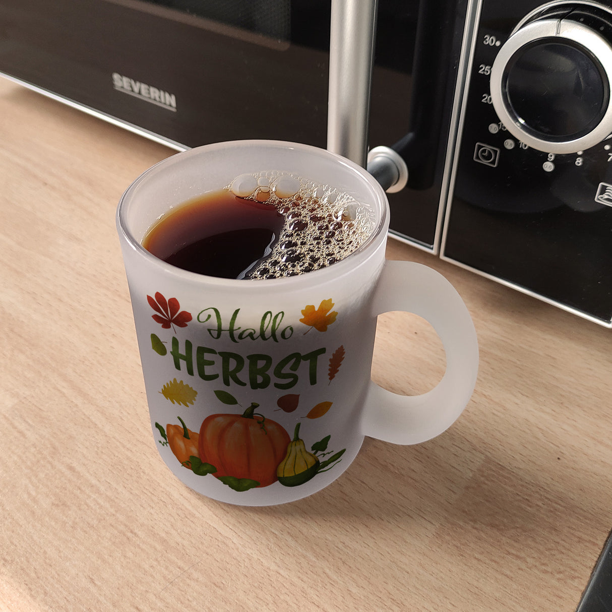 Hallo Herbst Kaffeebecher mit hübschen Kürbissen