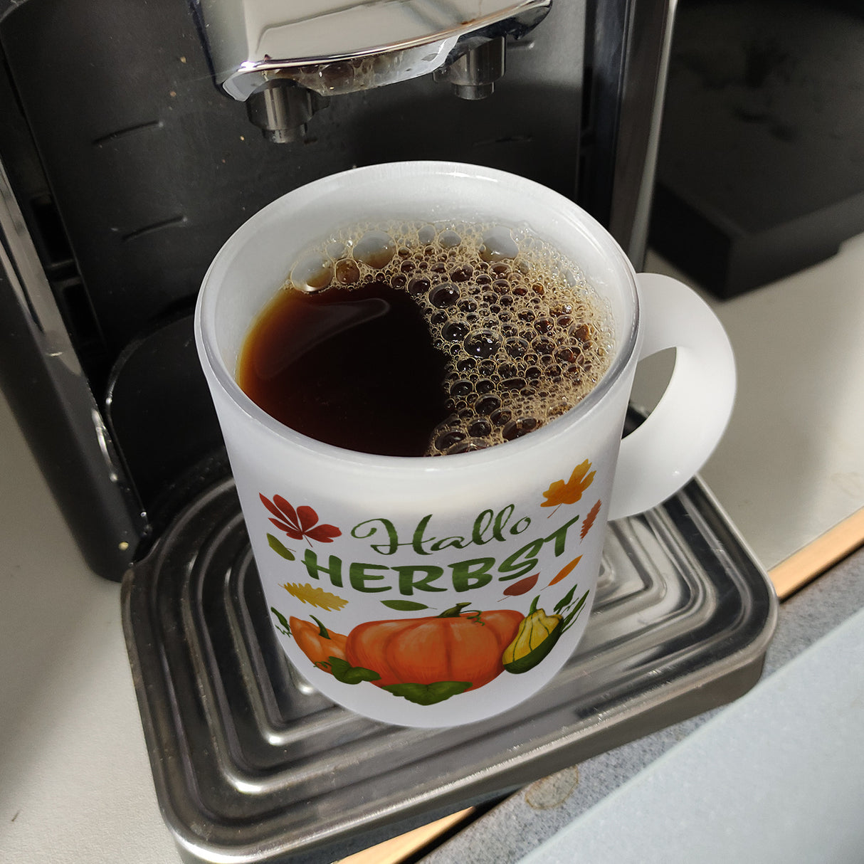 Hallo Herbst Kaffeebecher mit hübschen Kürbissen