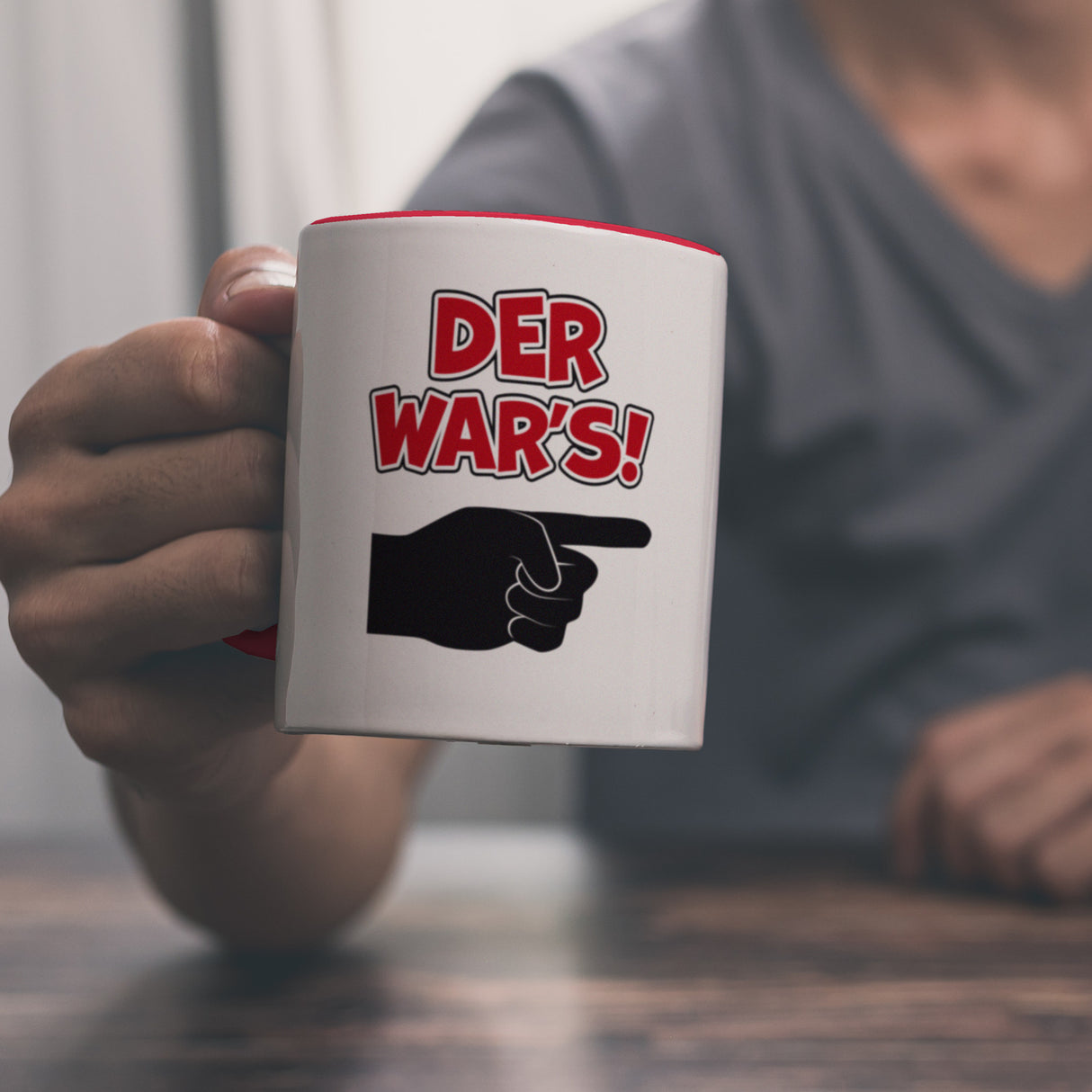 Der war’s Kaffeebecher mit beschuldigender Hand