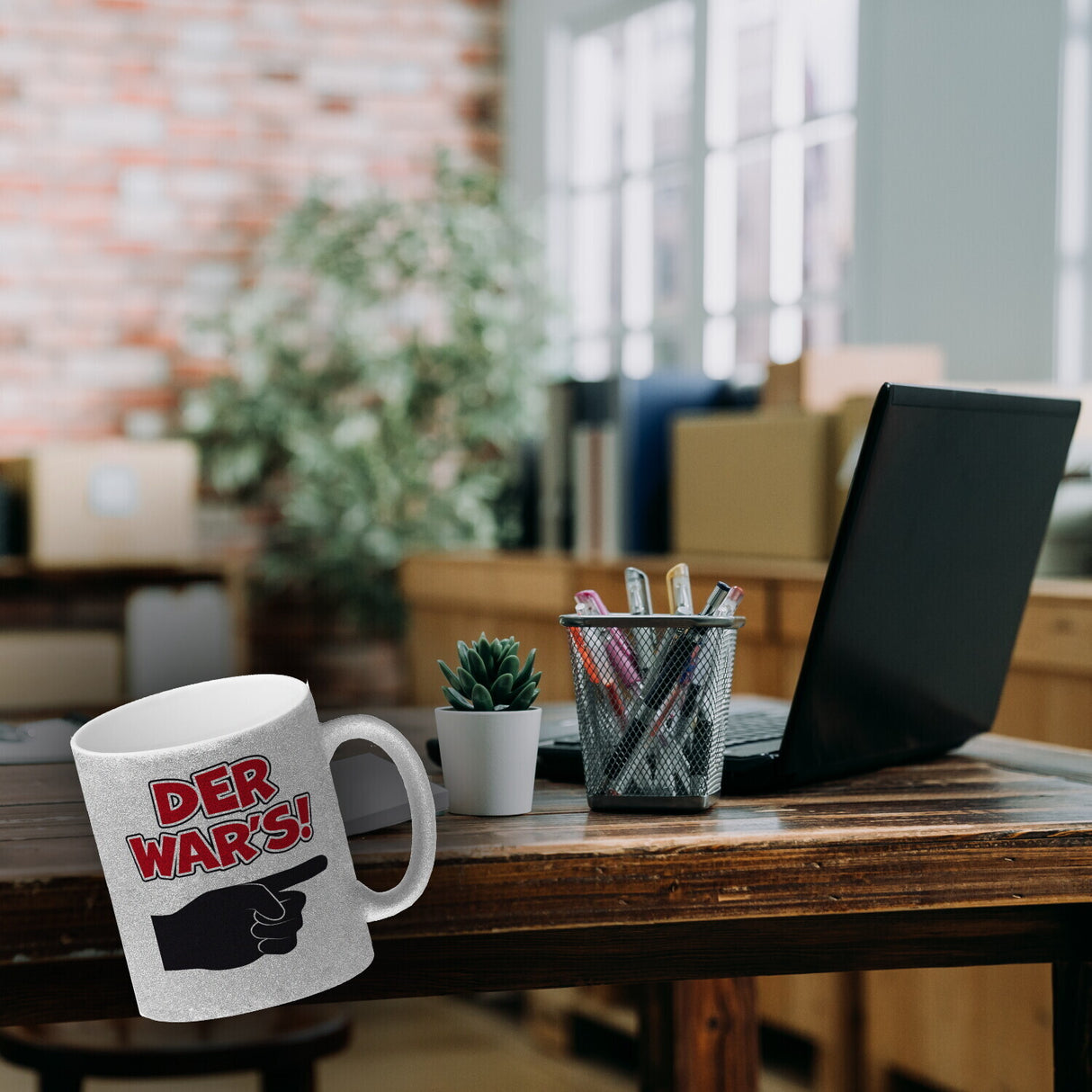 Der war’s Kaffeebecher mit beschuldigender Hand