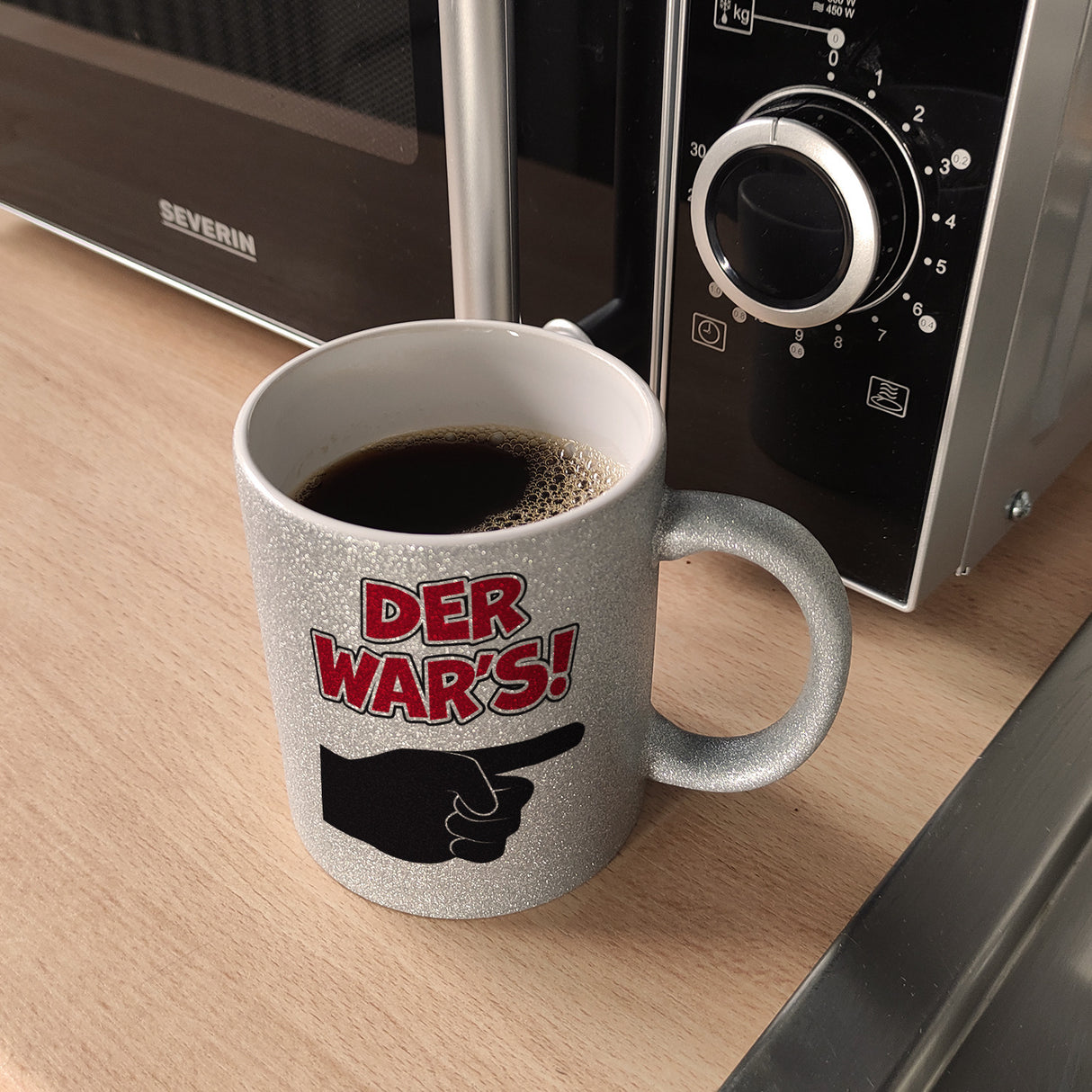 Der war’s Kaffeebecher mit beschuldigender Hand