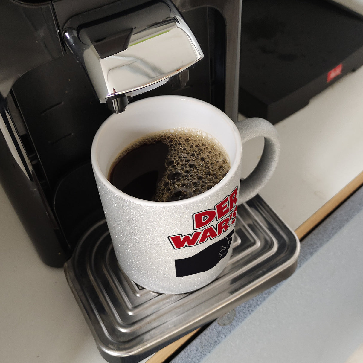 Der war’s Kaffeebecher mit beschuldigender Hand