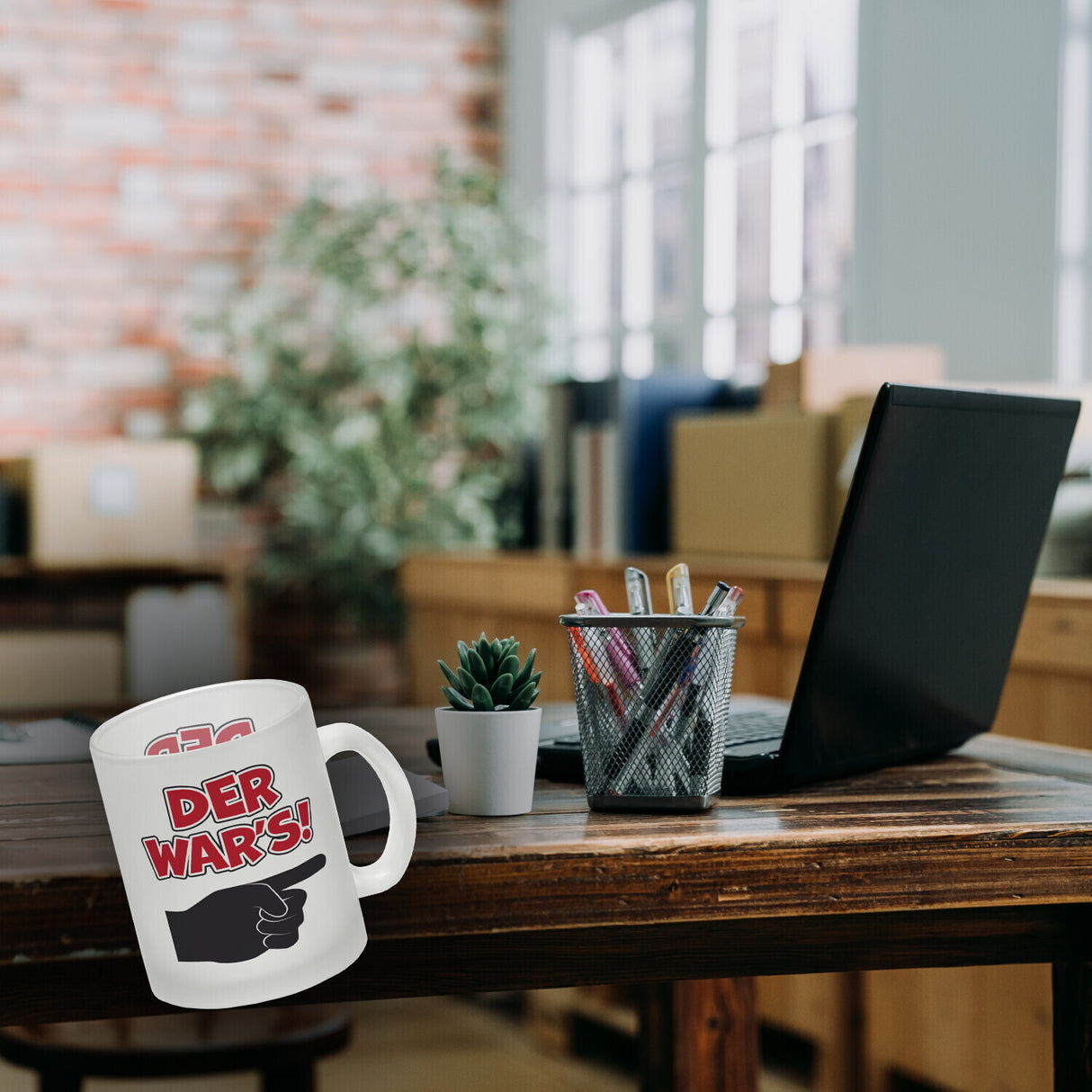 Der war’s Kaffeebecher mit beschuldigender Hand