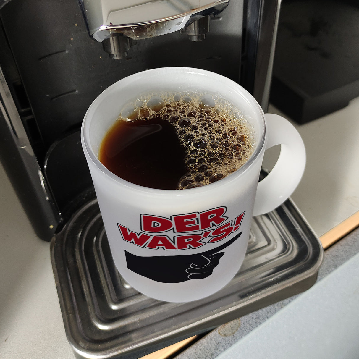 Der war’s Kaffeebecher mit beschuldigender Hand