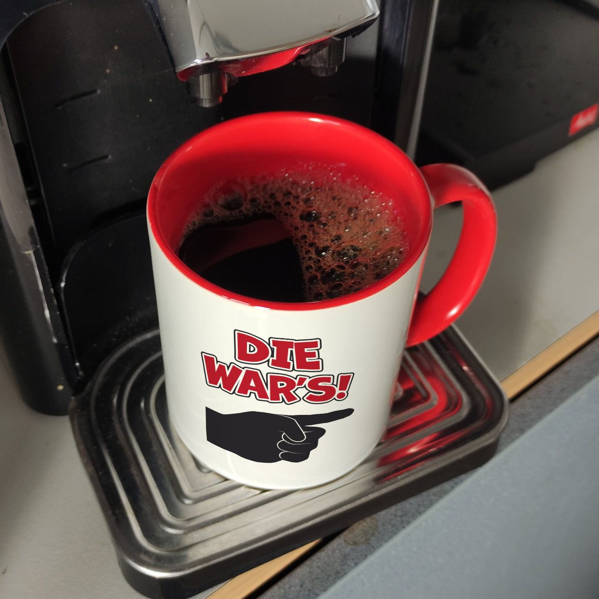 Die war’s Kaffeebecher mit beschuldigender Hand