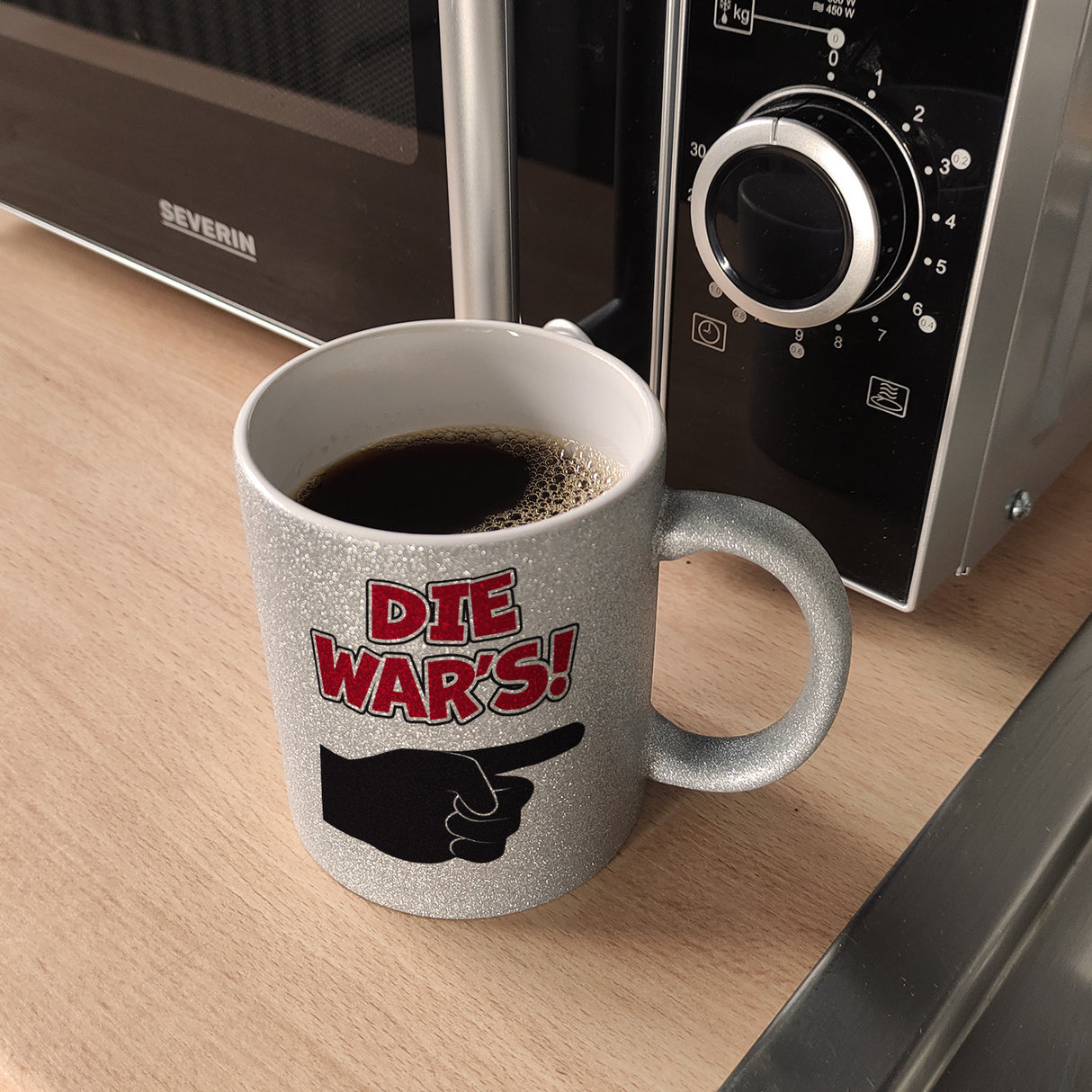 Die war’s Kaffeebecher mit beschuldigender Hand