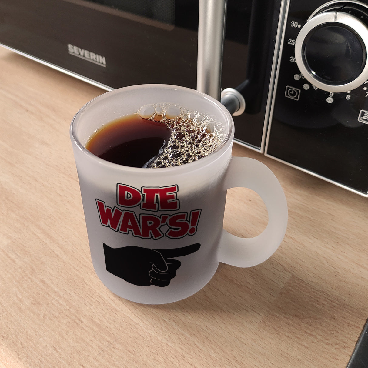 Die war’s Kaffeebecher mit beschuldigender Hand