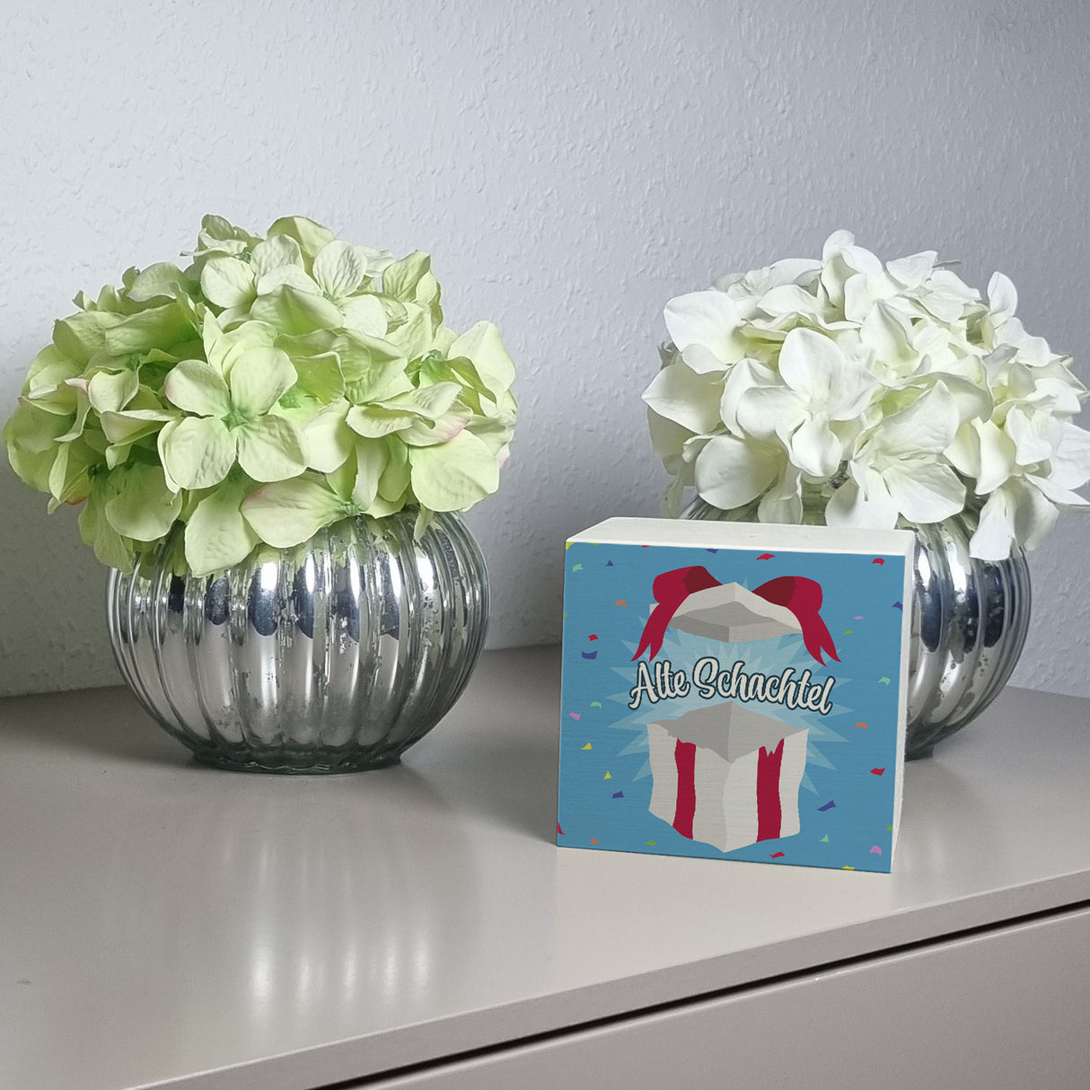 Alte Schachtel Spardose mit Geburtstagsgeschenk-Motiv