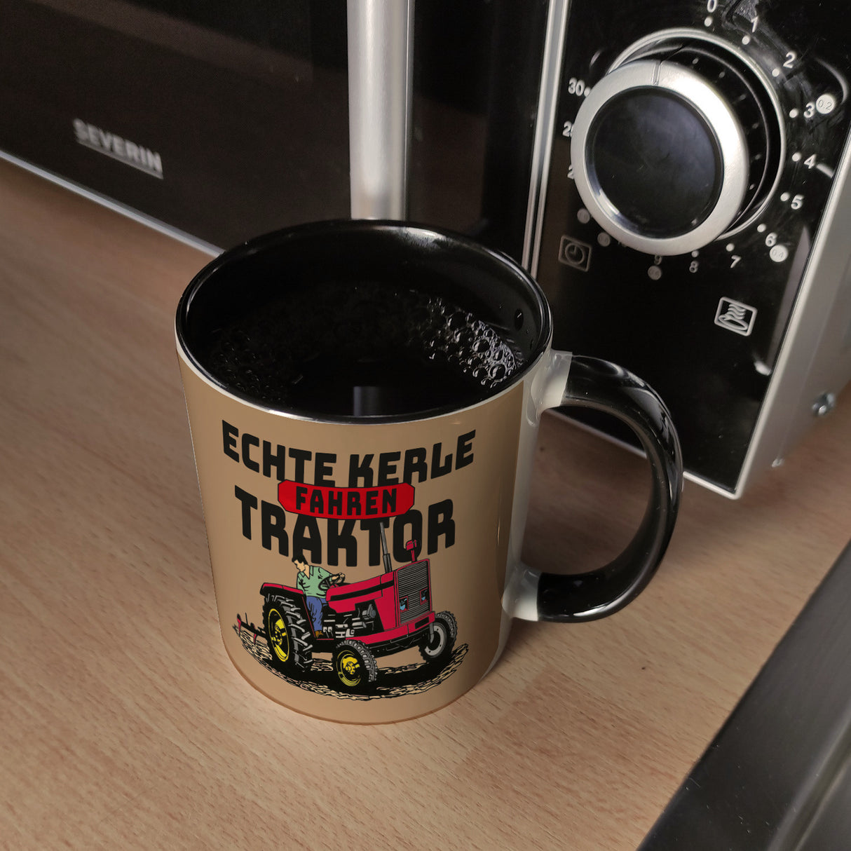 Echte Kerle fahren Traktor Kaffeebecher in braun