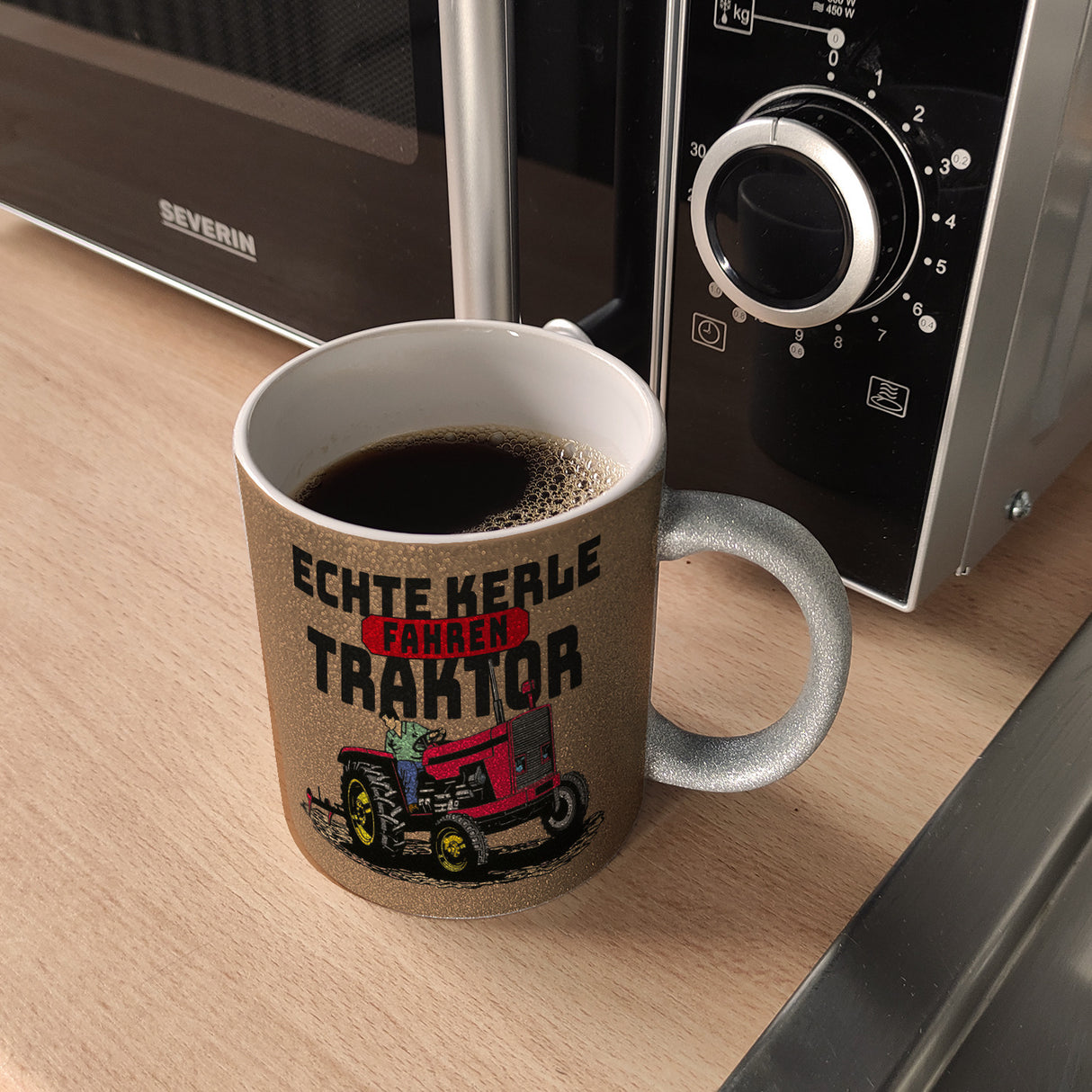 Echte Kerle fahren Traktor Kaffeebecher in braun