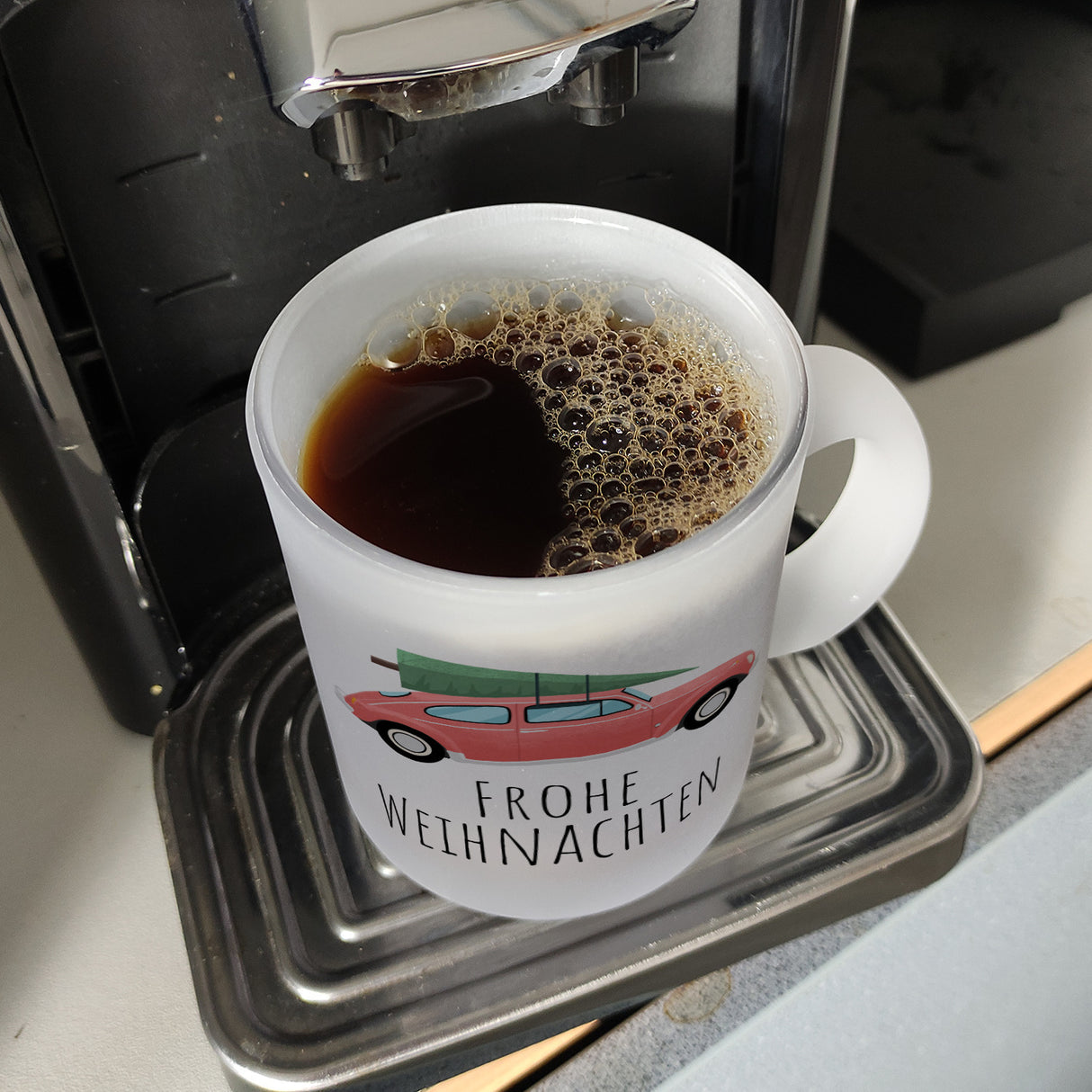 Frohe Weihnachten Auto mit Tannenbaum Kaffeebecher