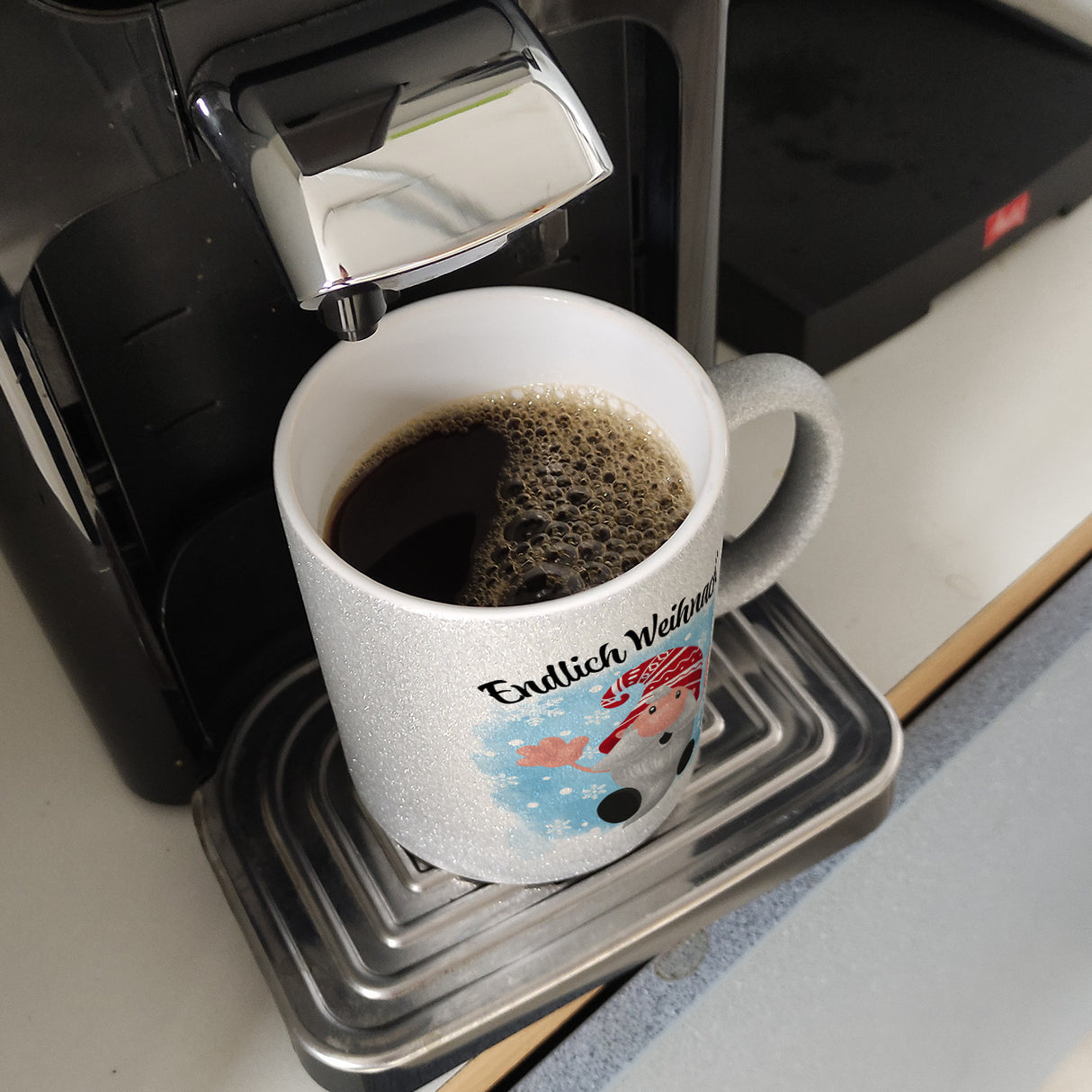 Endlich Weihnachten Kaffeebecher mit kleinem Wichtel