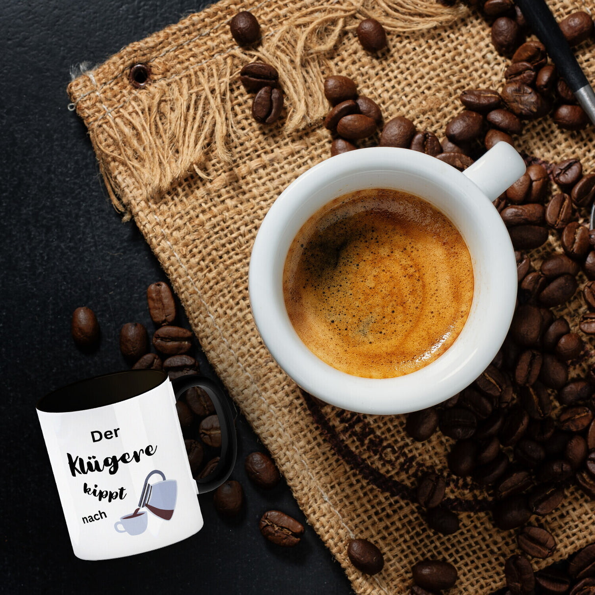 Der Klügere kippt Kaffee nach Kaffeebecher