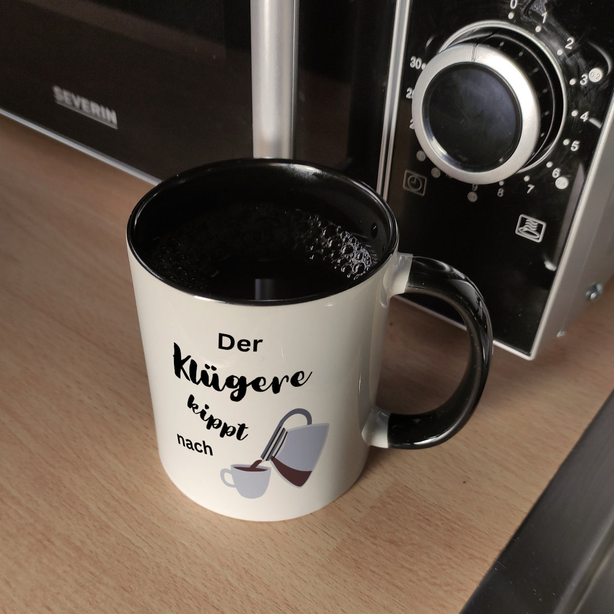 Der Klügere kippt Kaffee nach Kaffeebecher