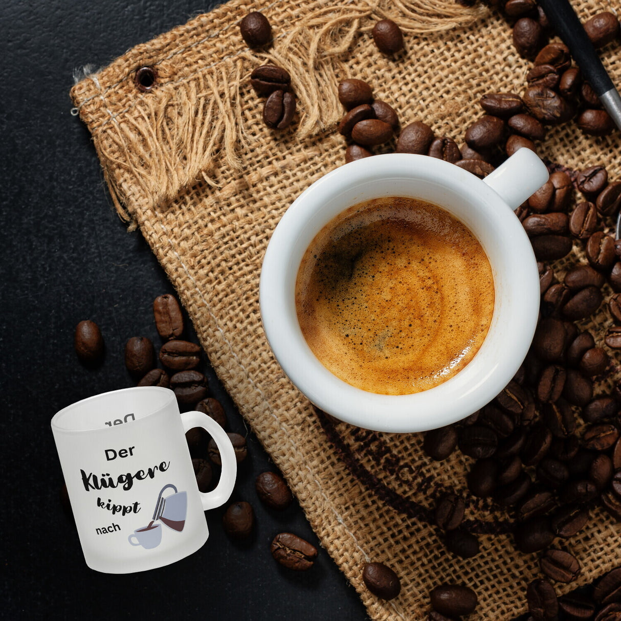 Der Klügere kippt Kaffee nach Kaffeebecher