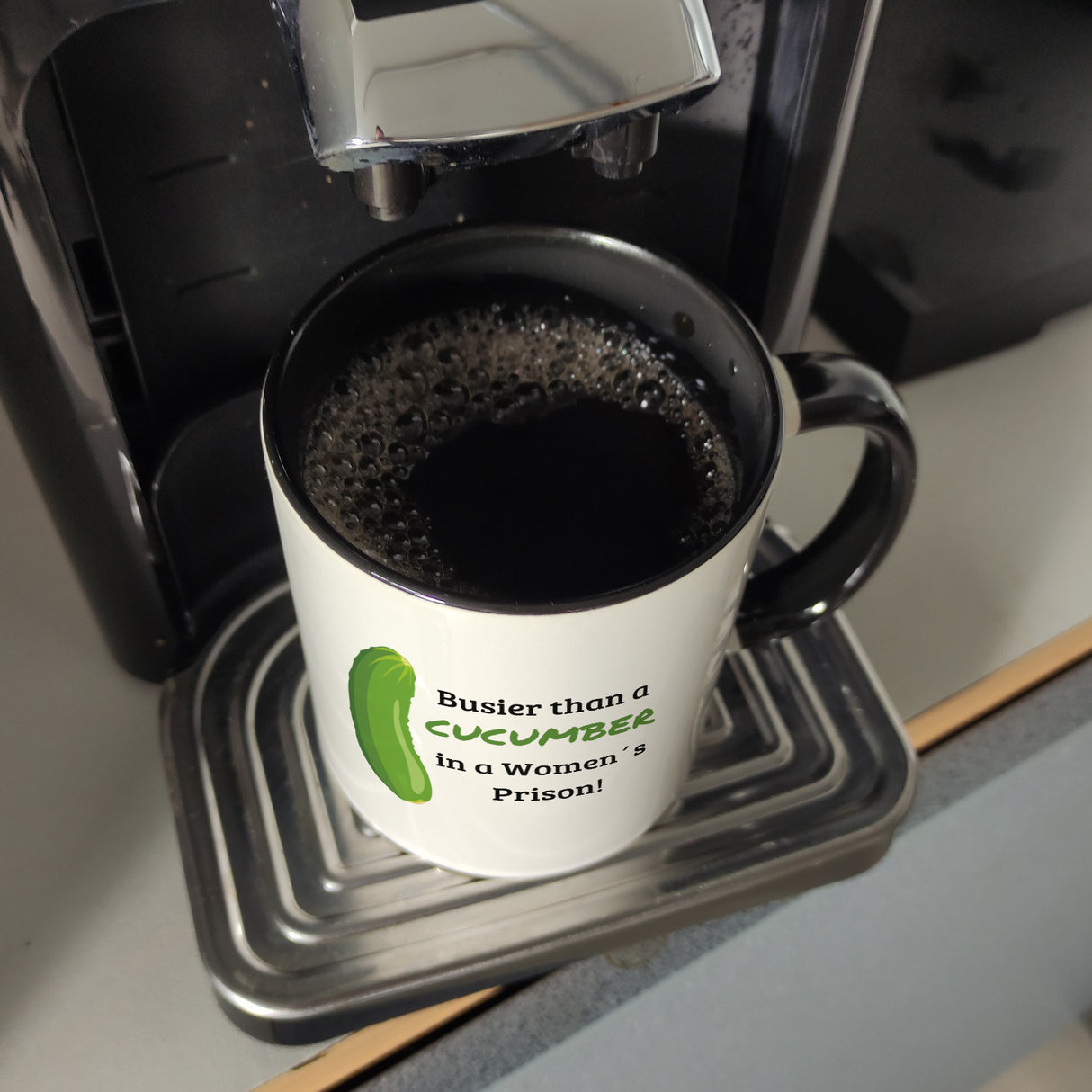 Busier than a cucumber in a women´s prison! Gurke Kaffeebecher Knast Kaffeetasse Spaß alleine
