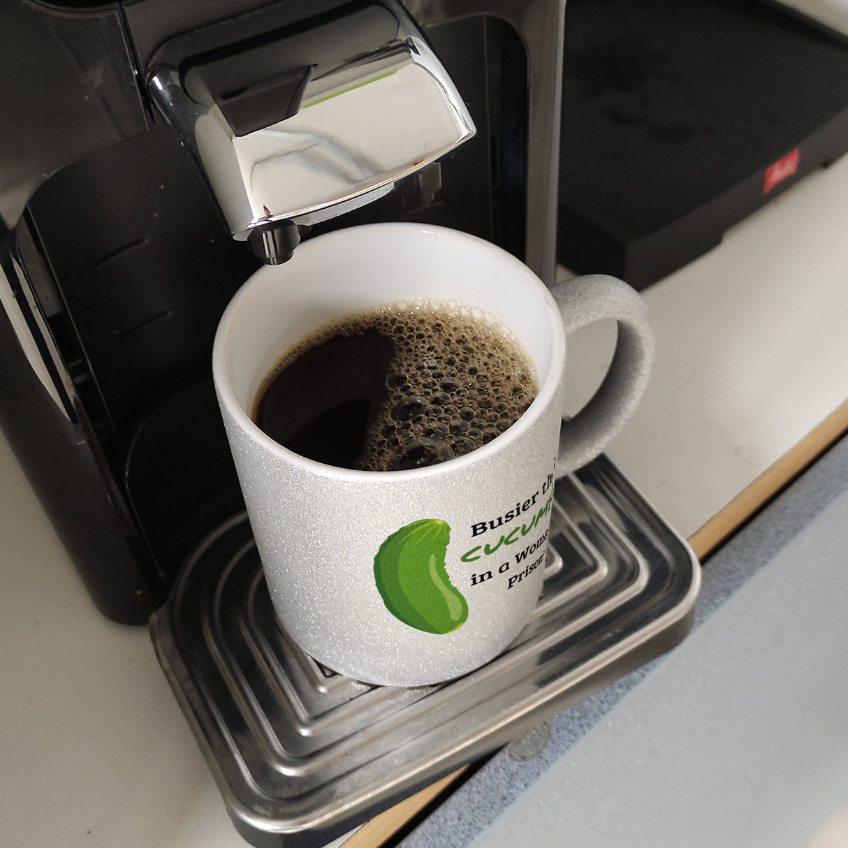 Busier than a cucumber in a women´s prison! Gurke Kaffeebecher Knast Kaffeetasse Spaß alleine