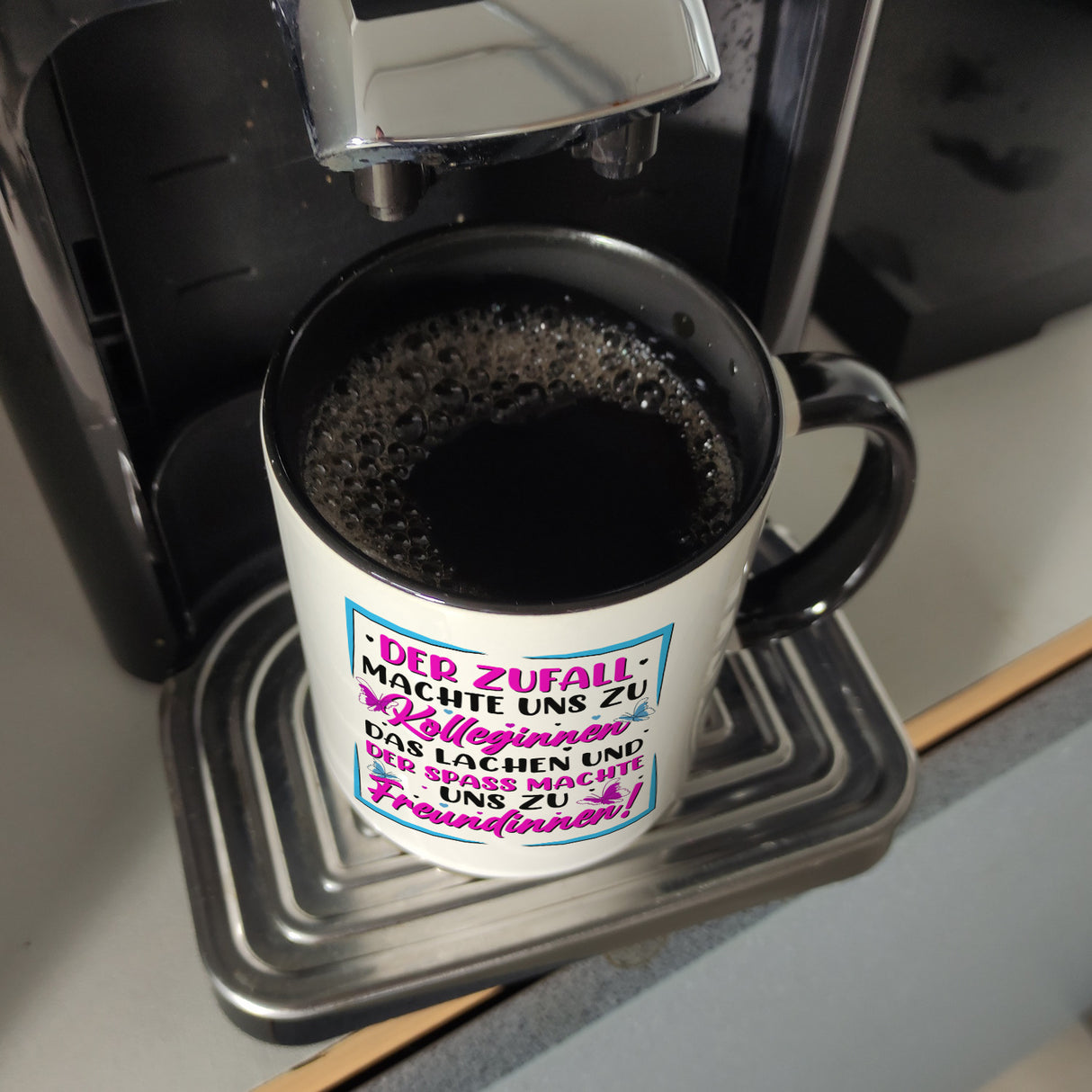Der Zufall machte uns zu Kolleginnen Kaffeebecher mit Spruch zum Thema Freundschaft