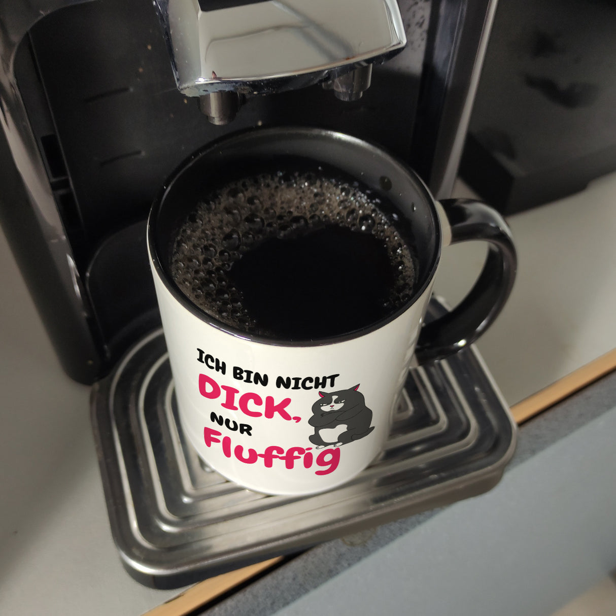 Katzen Kaffeebecher mit Spruch Ich bin nicht dick, nur fluffig