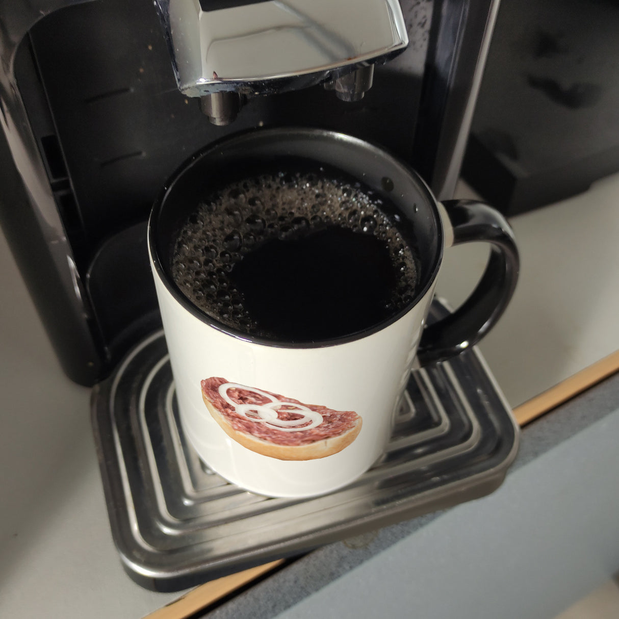 Mettbrötchen Kaffeebecher