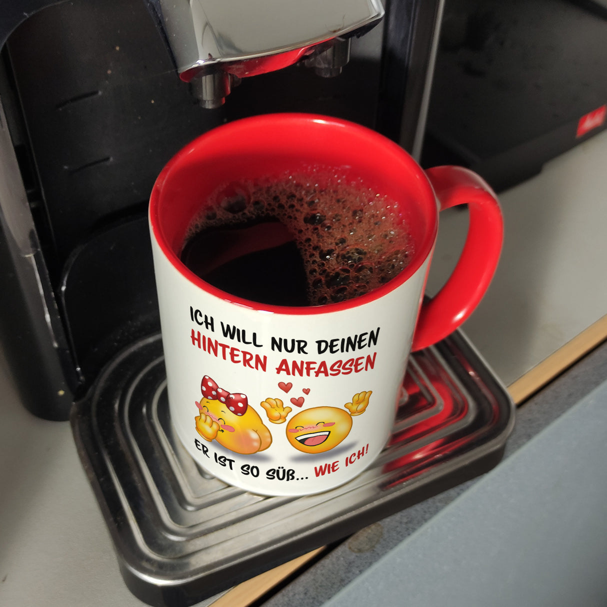Hintern anfassen Kaffeebecher mit Emoticons und Spruch