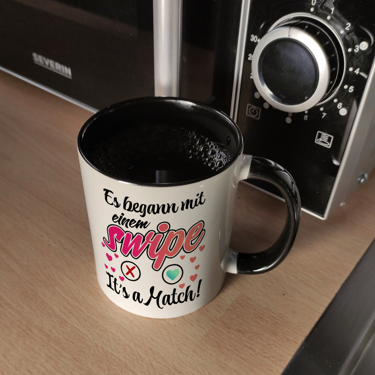 Es begann mit einem swipe Kaffeebecher mit Spruch It's a Match