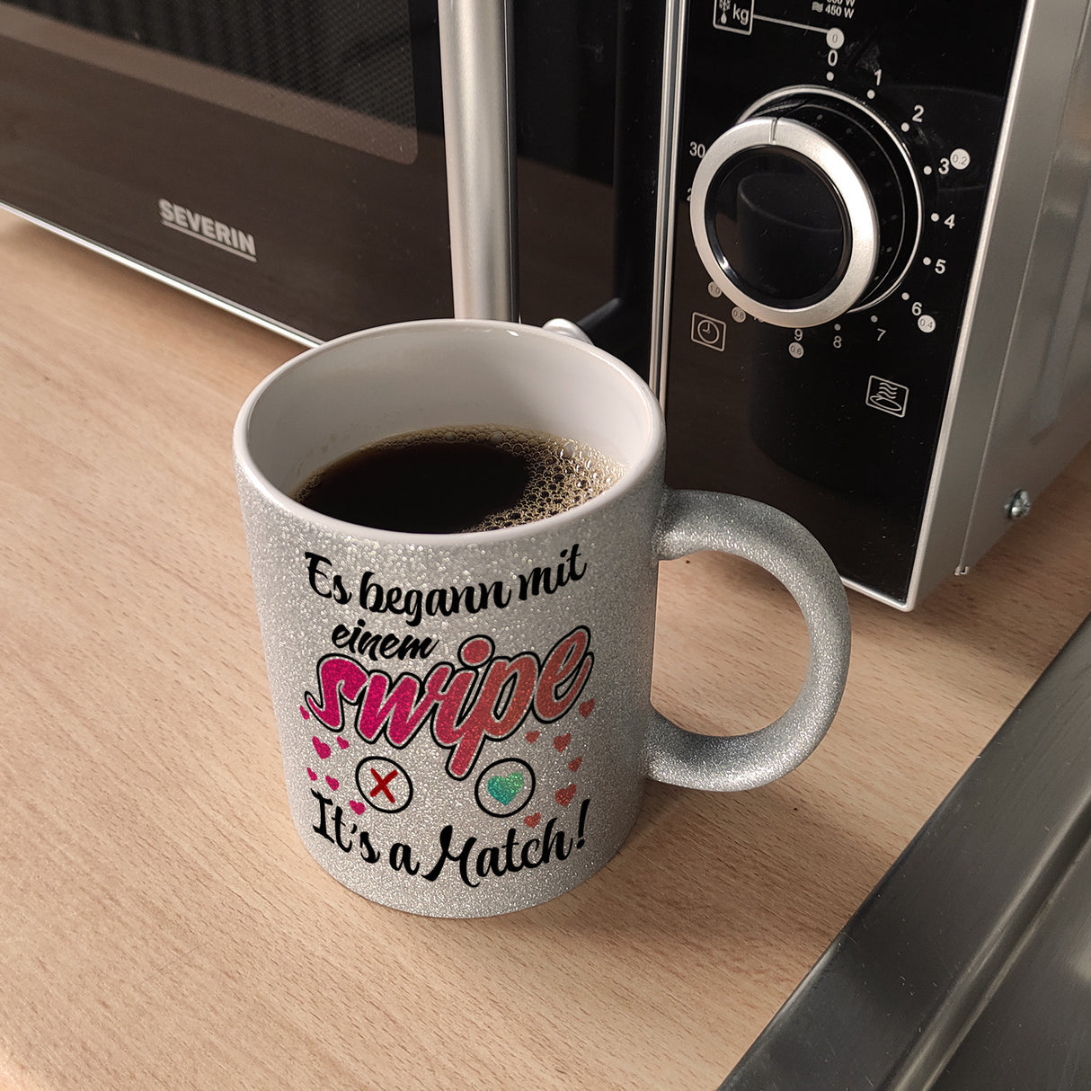Es begann mit einem swipe Kaffeebecher mit Spruch It's a Match