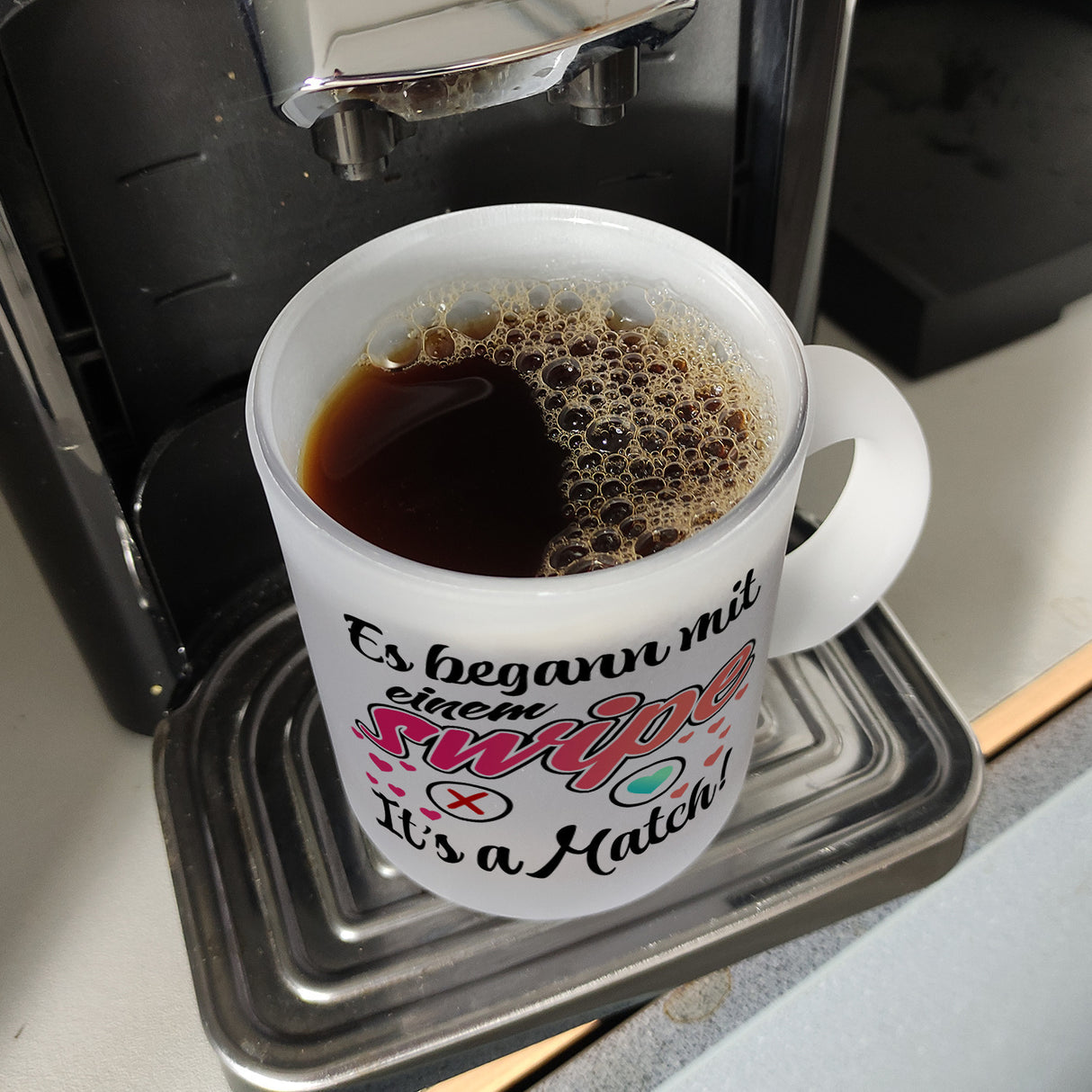 Es begann mit einem swipe Kaffeebecher mit Spruch It's a Match