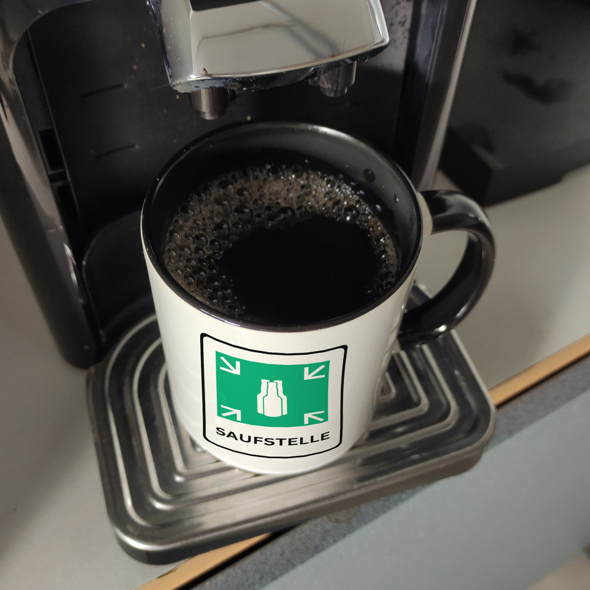 Saufstelle Kaffeebecher mit Bier Motiv und Spruch