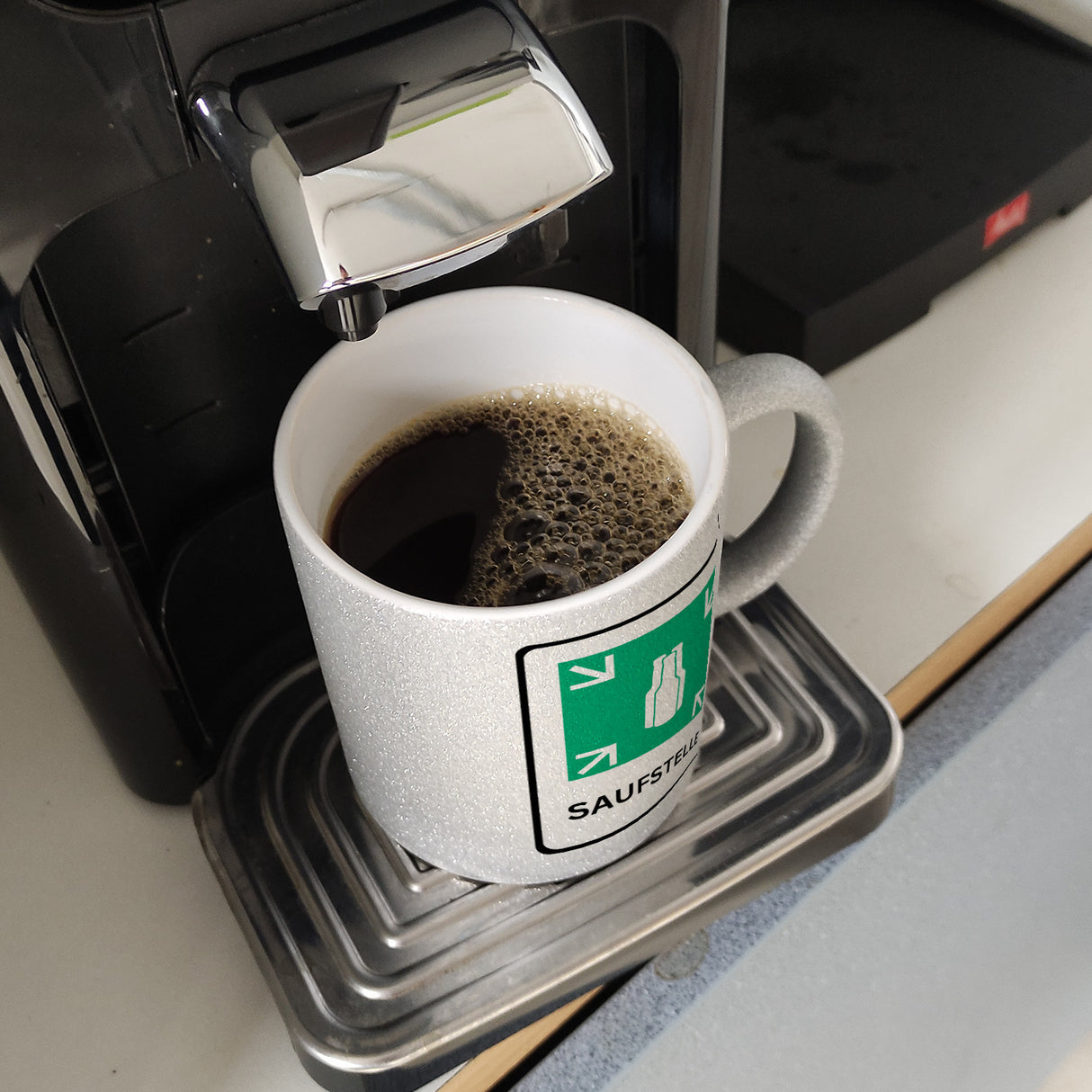 Saufstelle Kaffeebecher mit Bier Motiv und Spruch