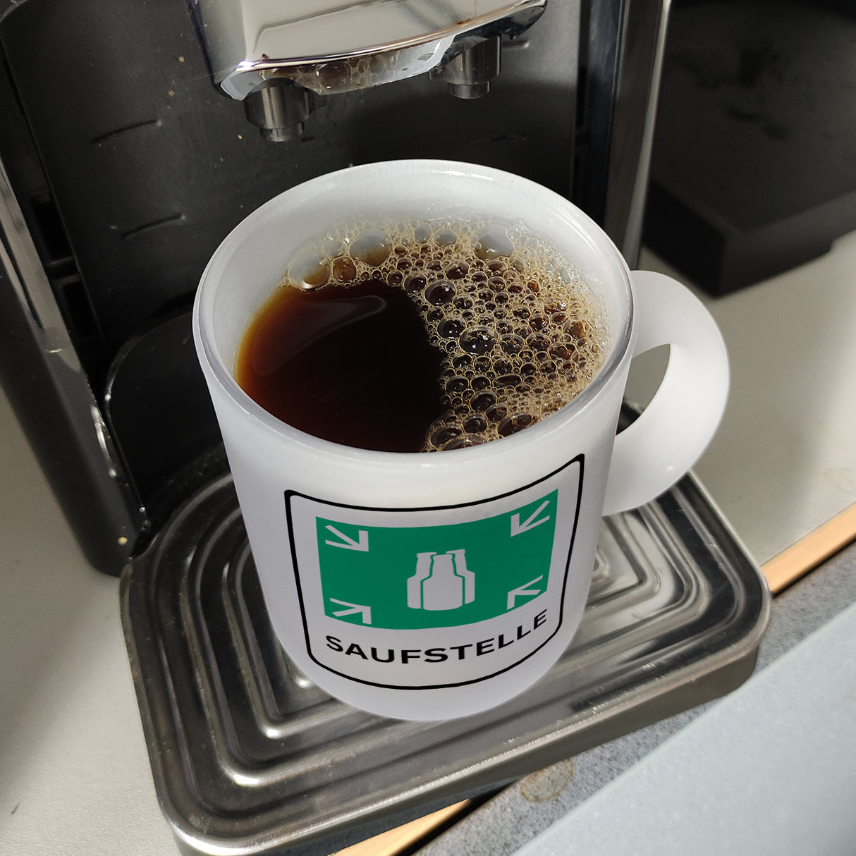 Saufstelle Kaffeebecher mit Bier Motiv und Spruch